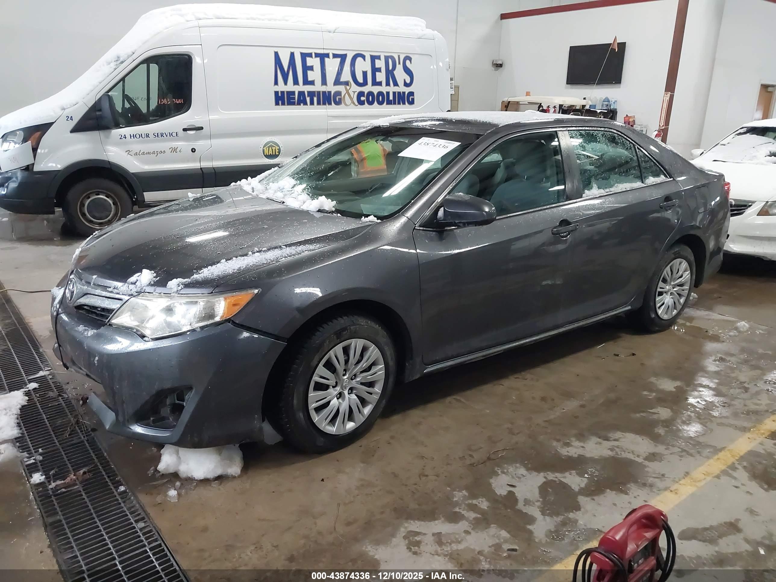TOYOTA CAMRY image 2