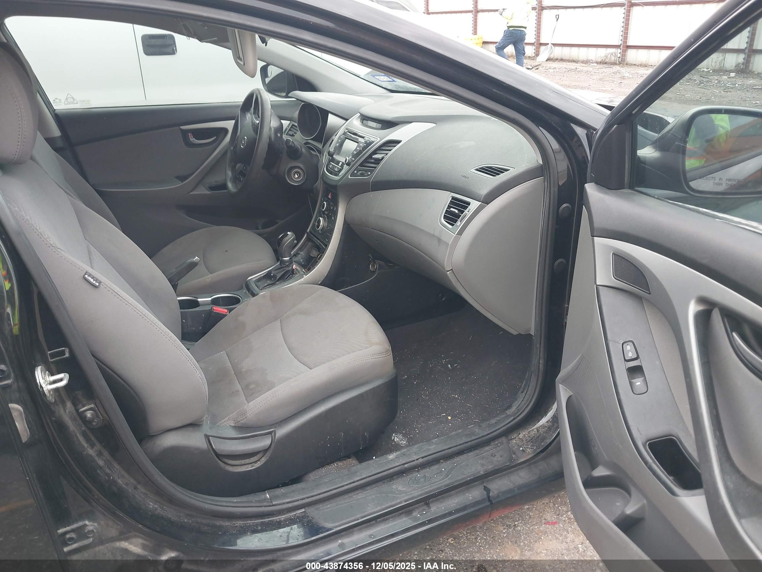 HYUNDAI ELANTRA image 5
