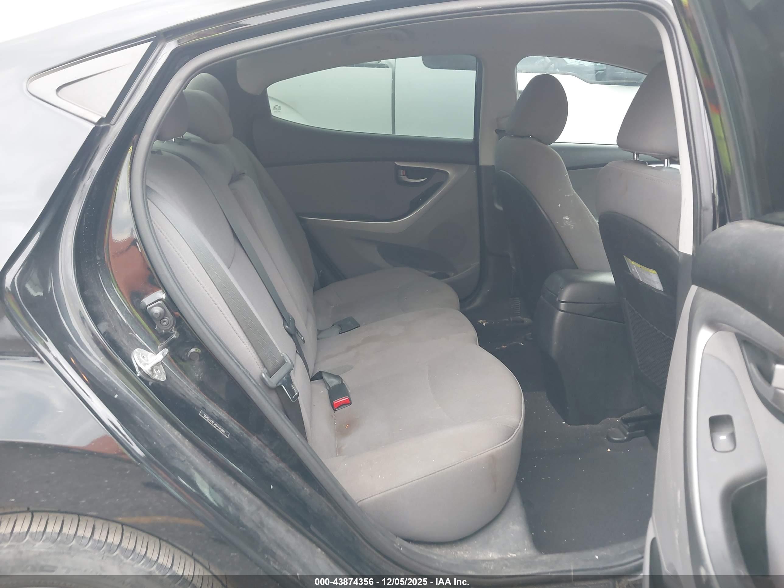 HYUNDAI ELANTRA image 8