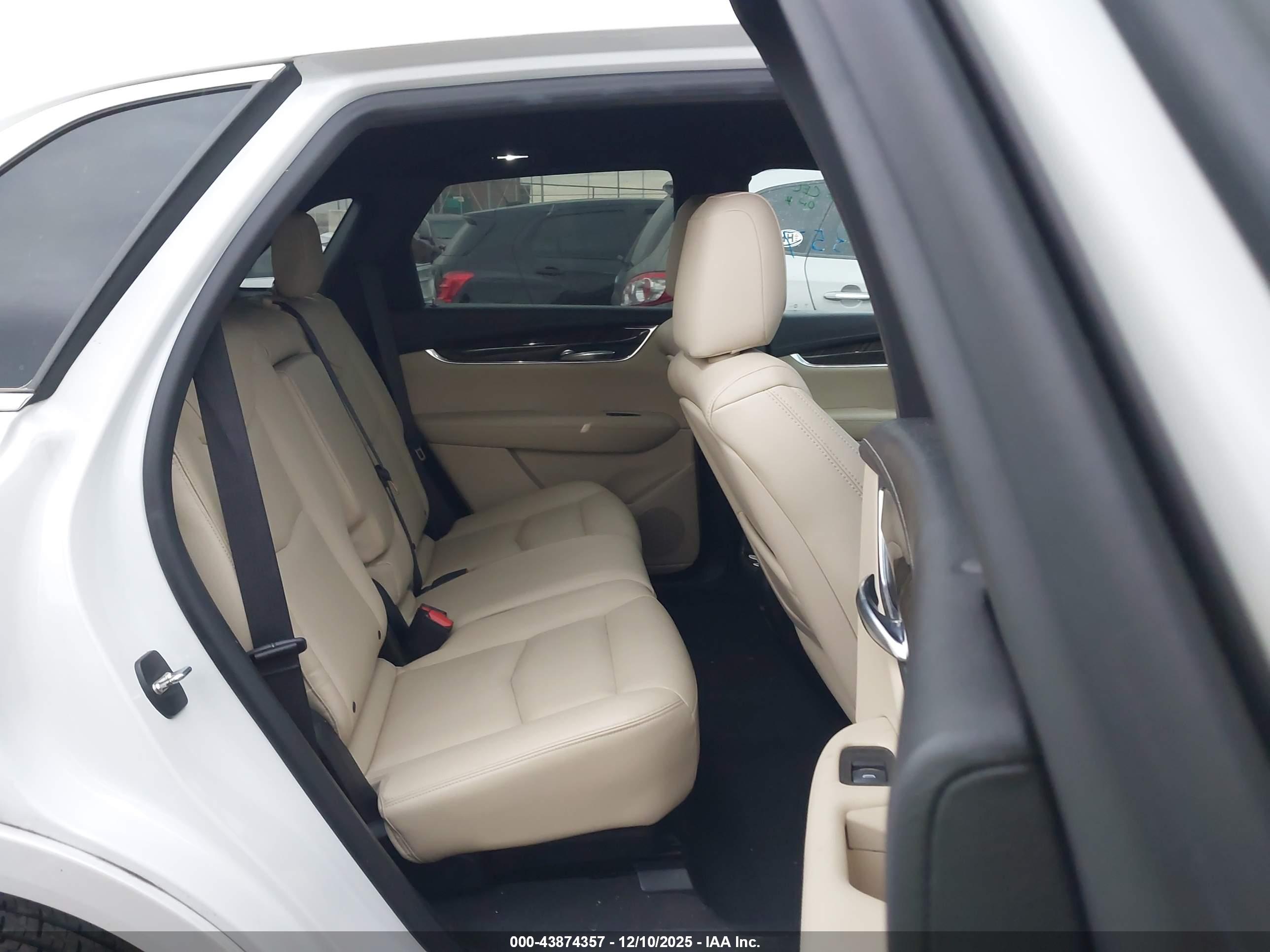 CADILLAC XT5 image 8