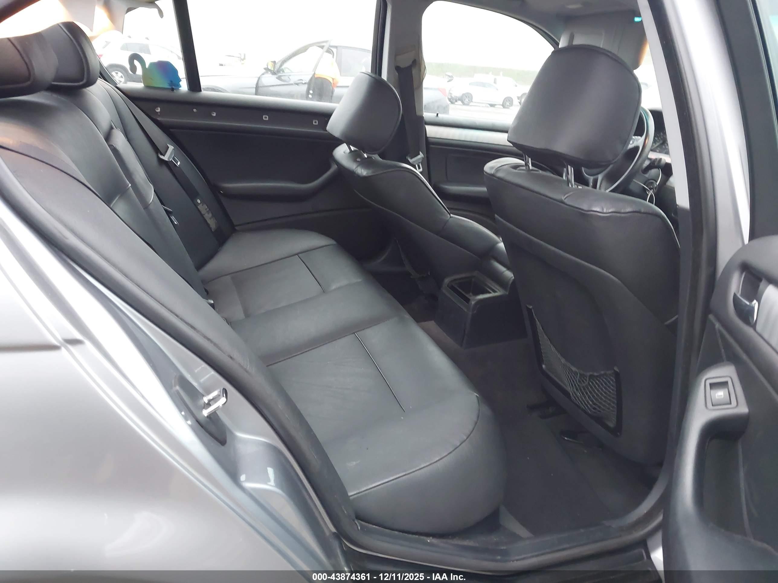 BMW 325I image 8