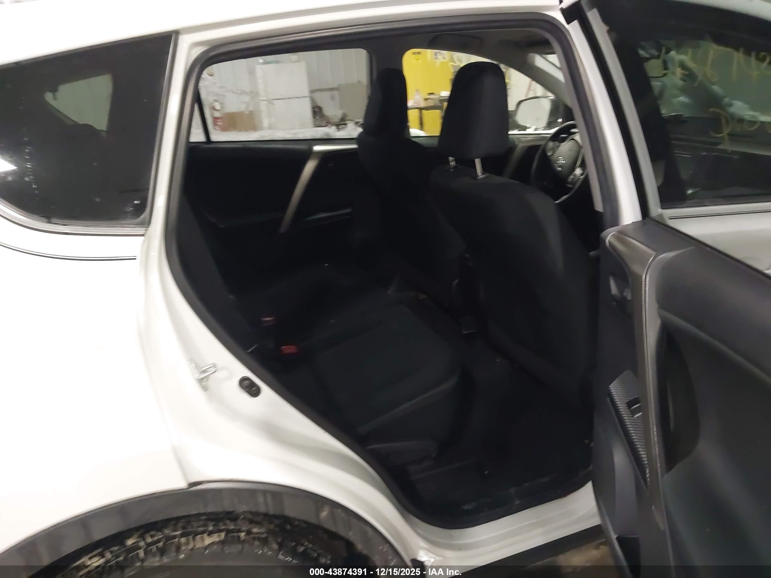 TOYOTA RAV4 image 8