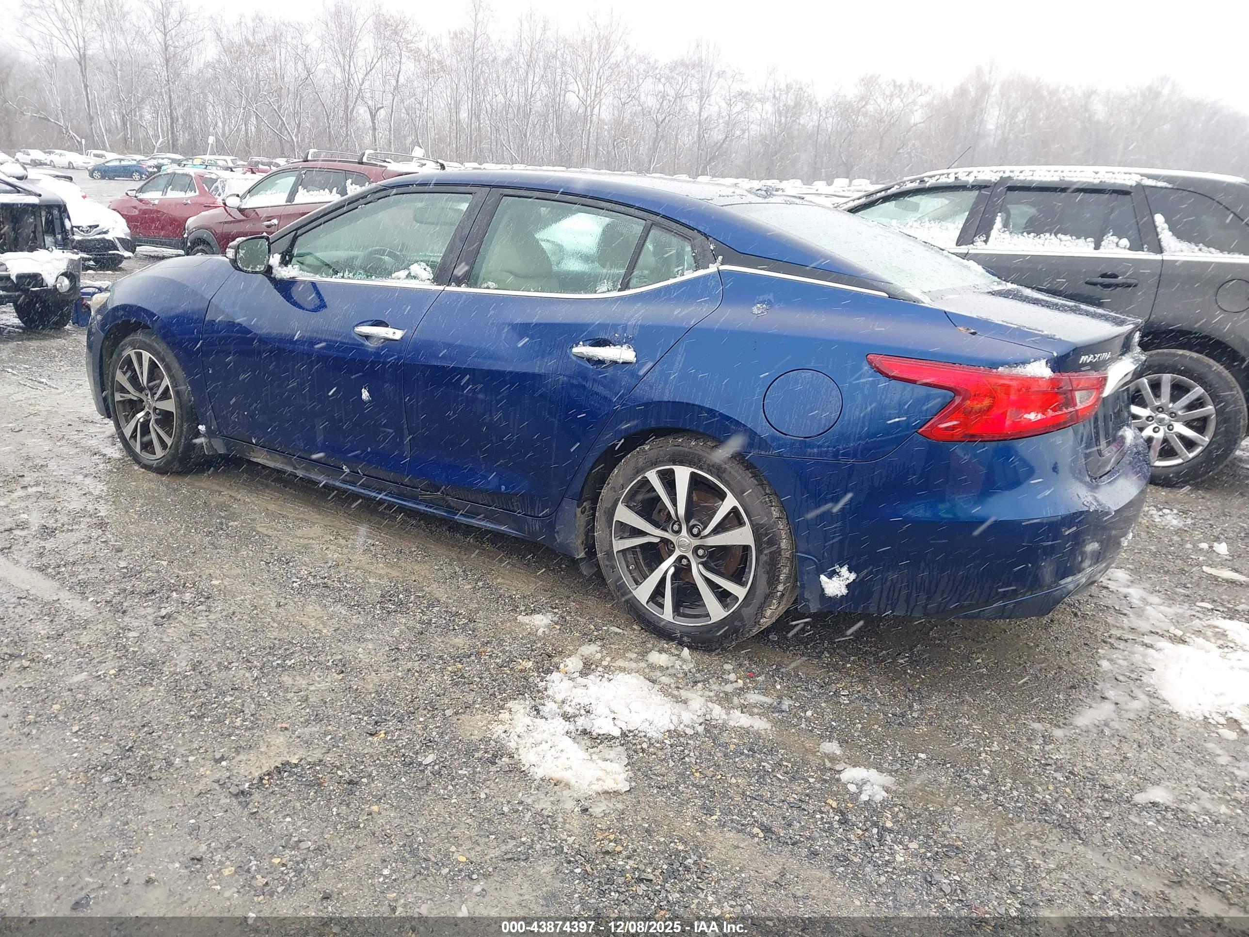 NISSAN MAXIMA image 3