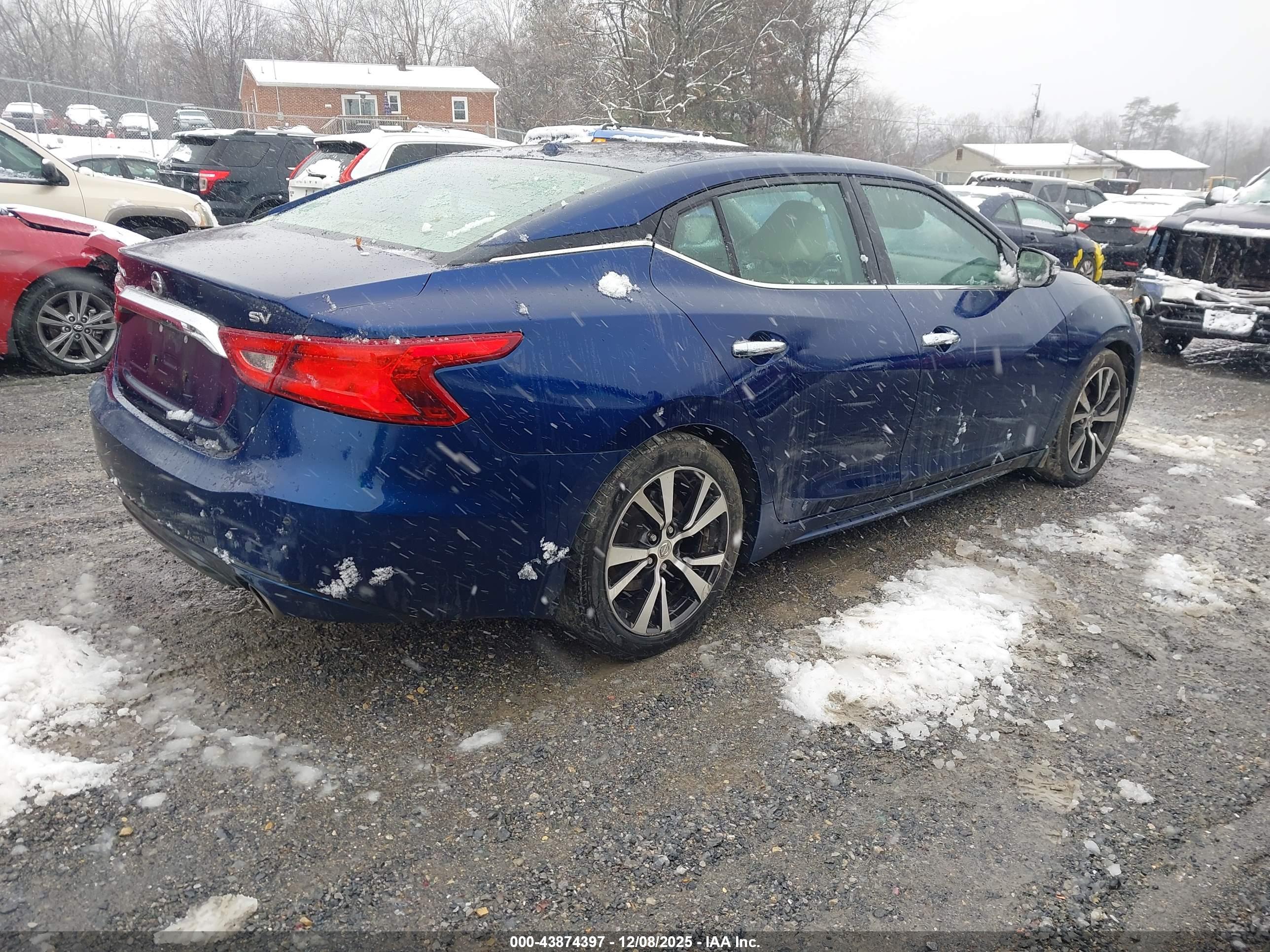 NISSAN MAXIMA image 4