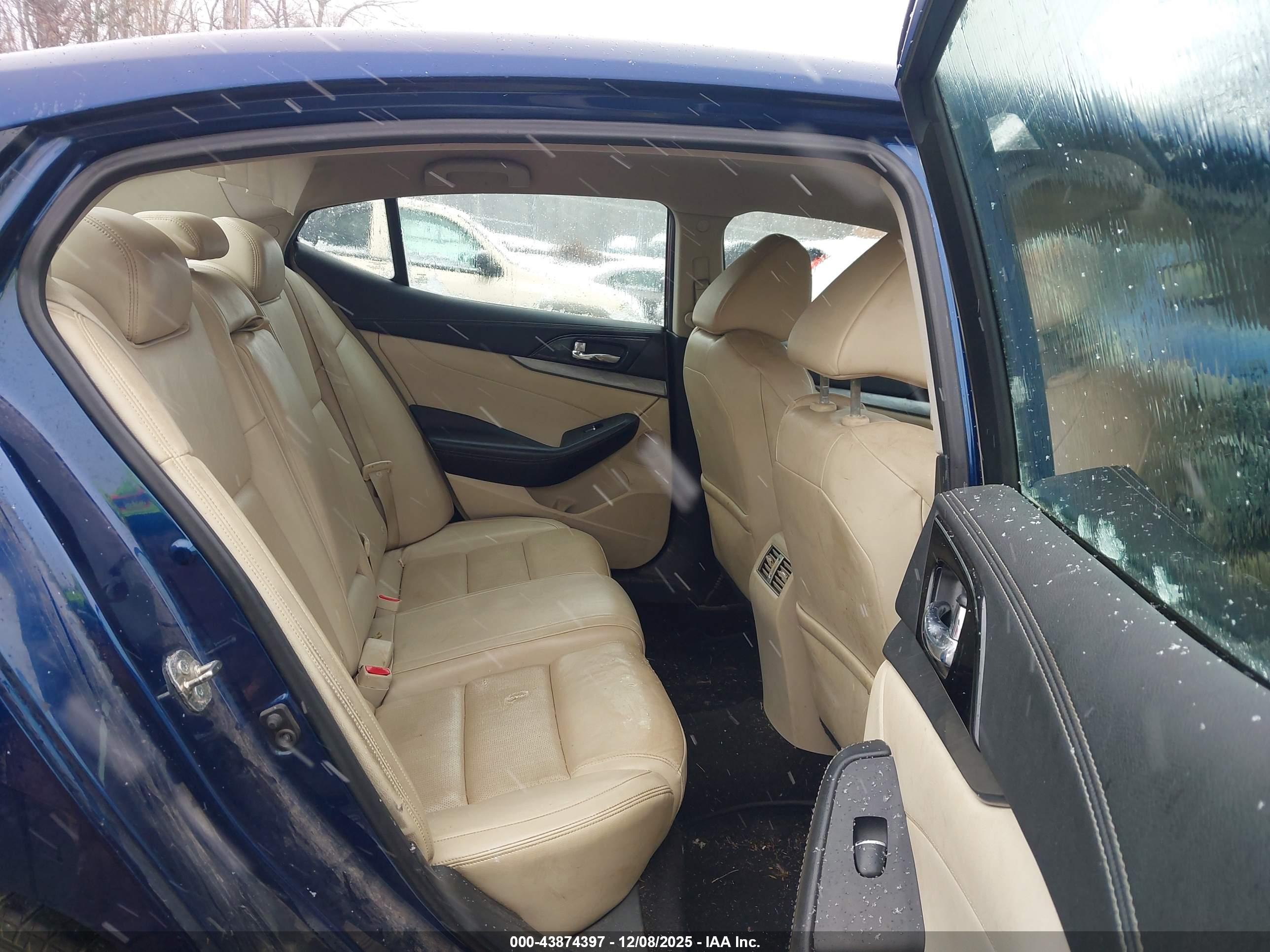 NISSAN MAXIMA image 8