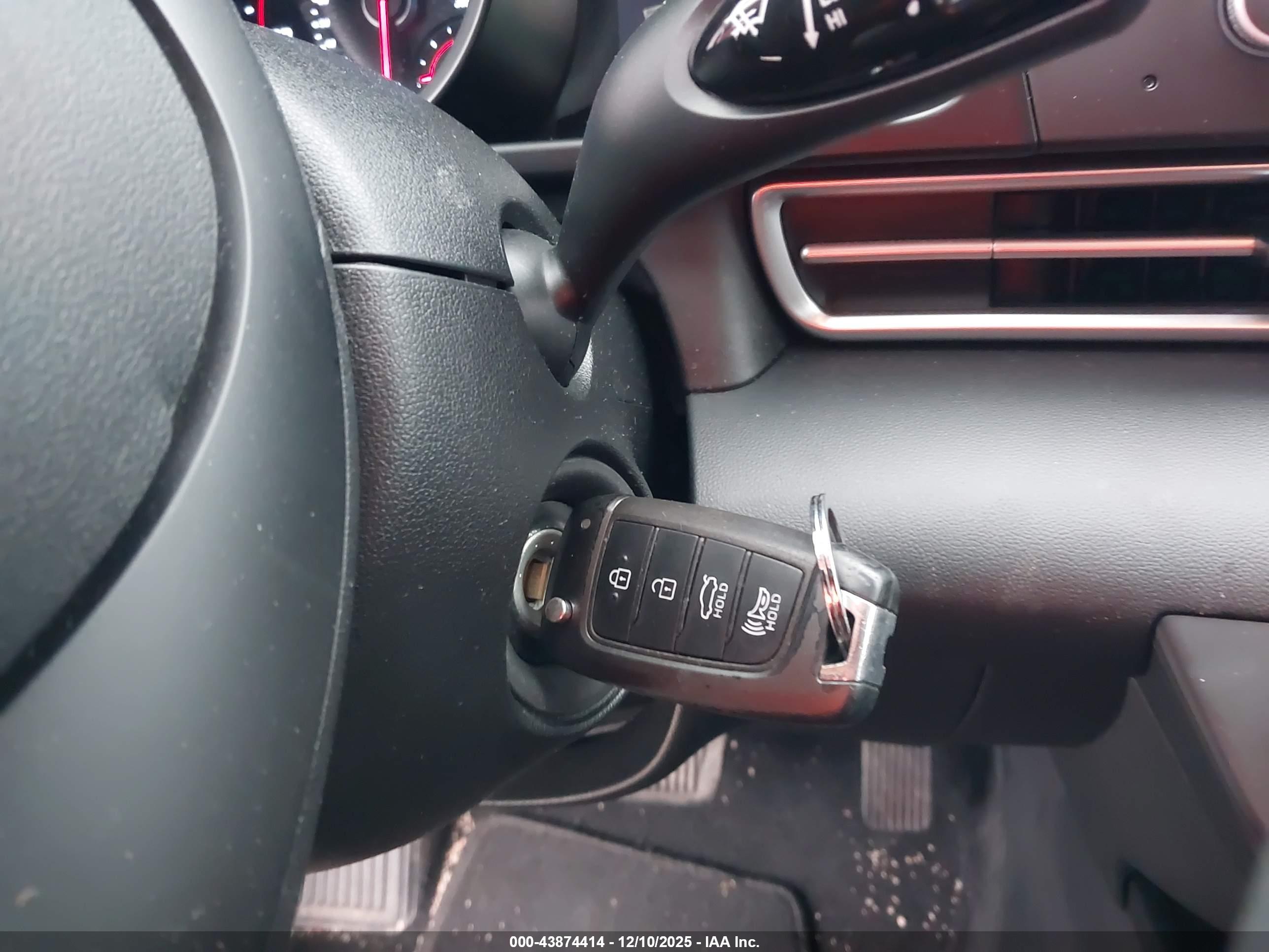 HYUNDAI ELANTRA image 11