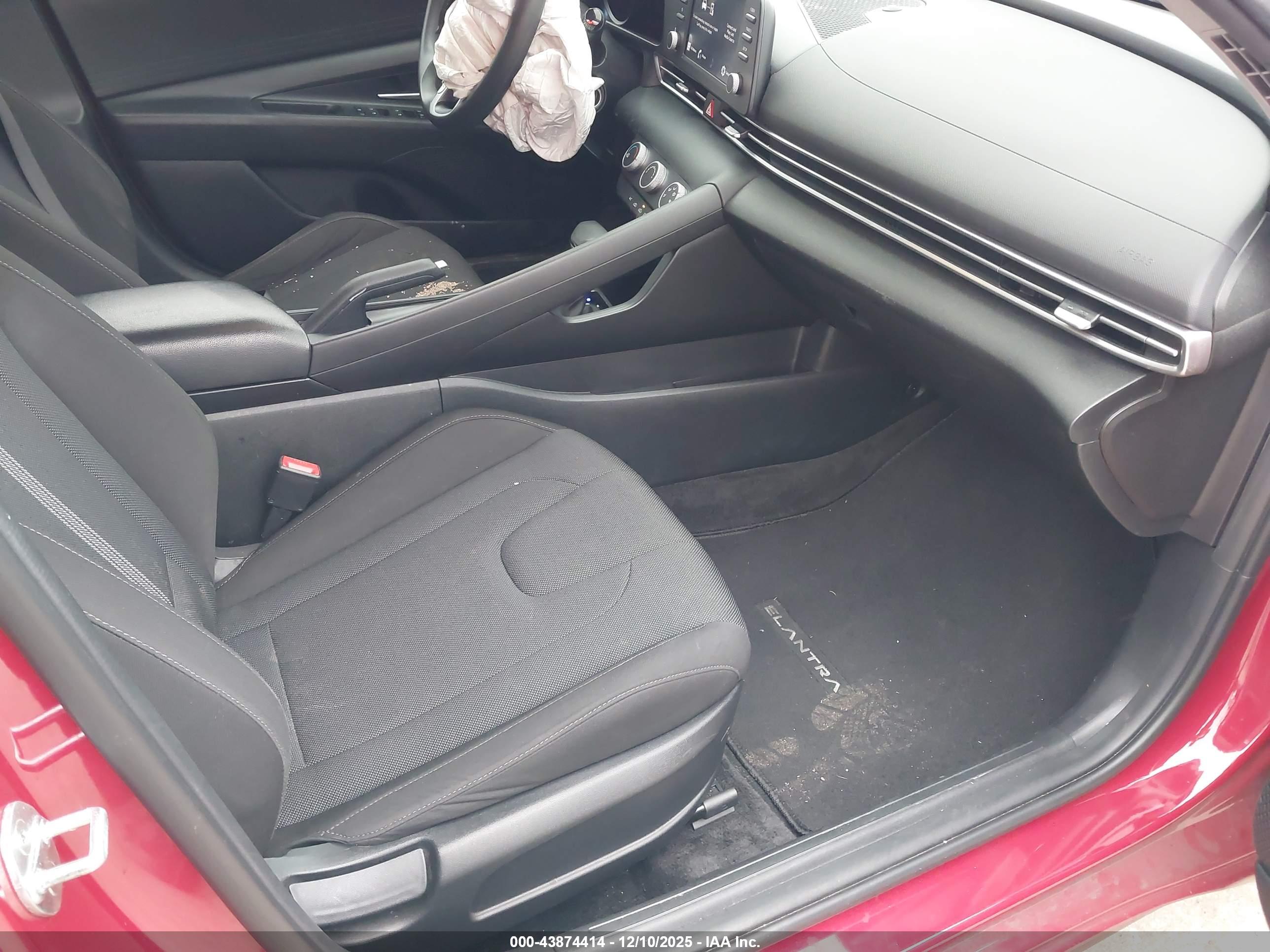 HYUNDAI ELANTRA image 5