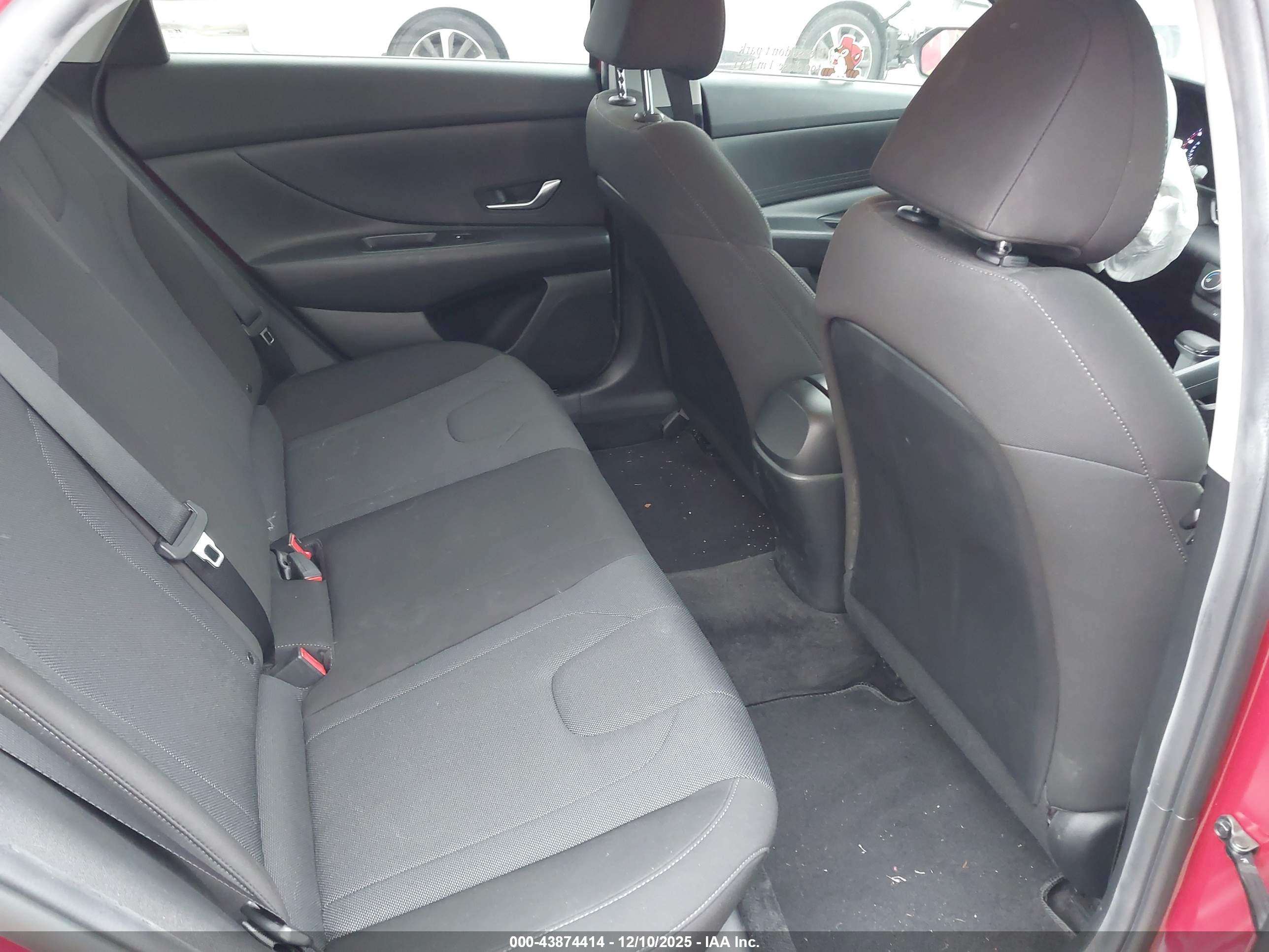 HYUNDAI ELANTRA image 8