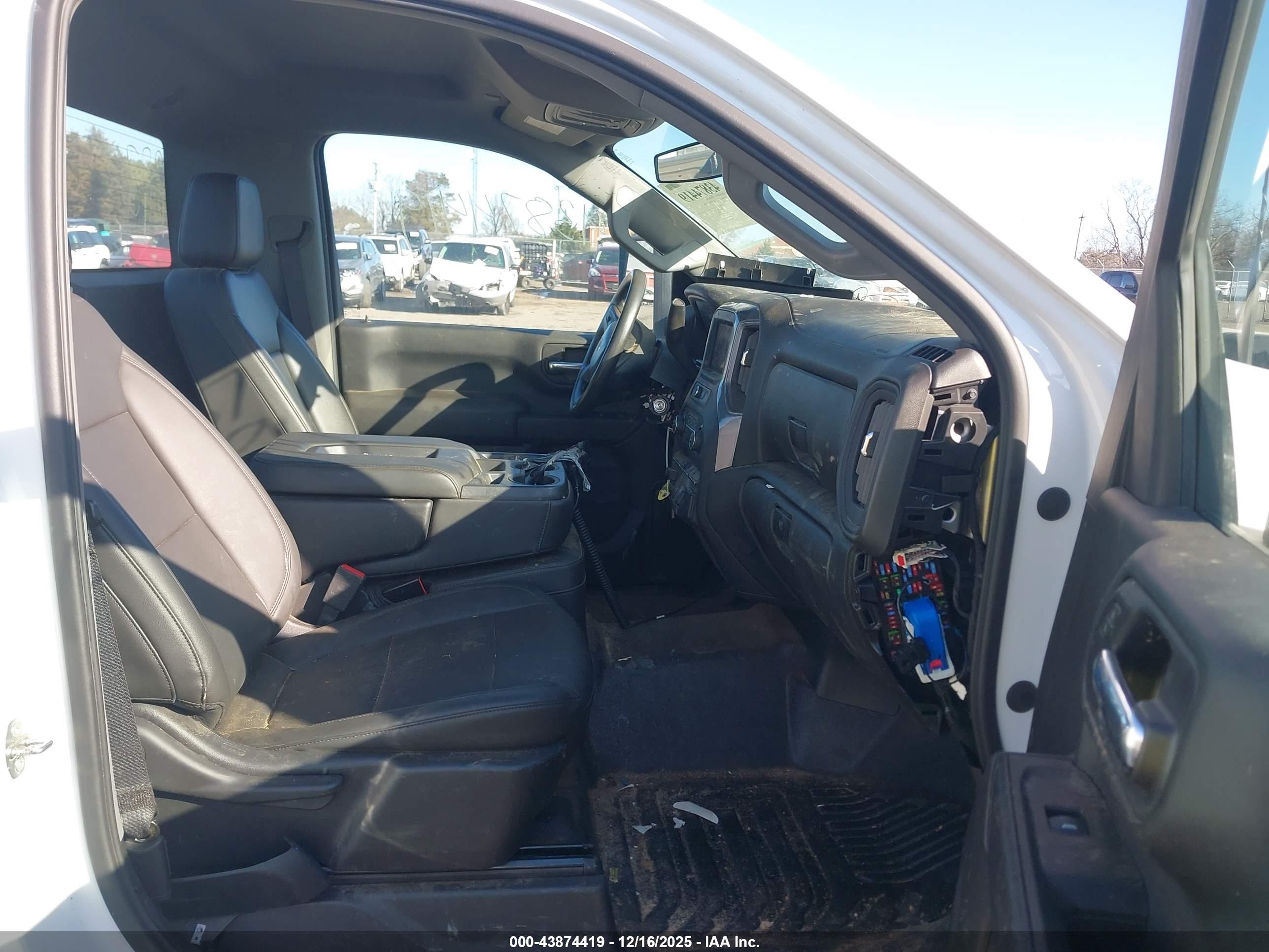 CHEVROLET SILVERADO image 5