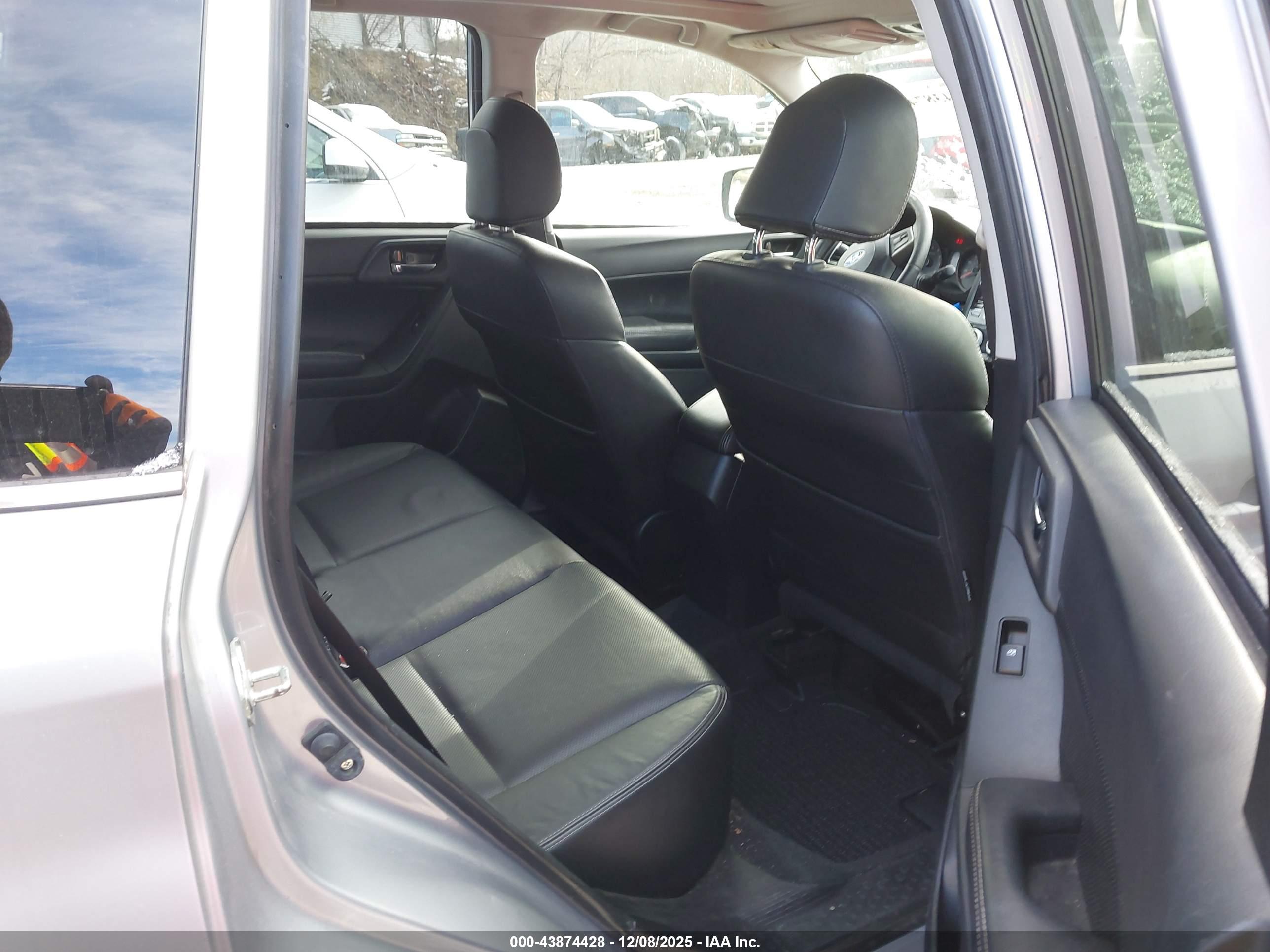 SUBARU FORESTER image 8