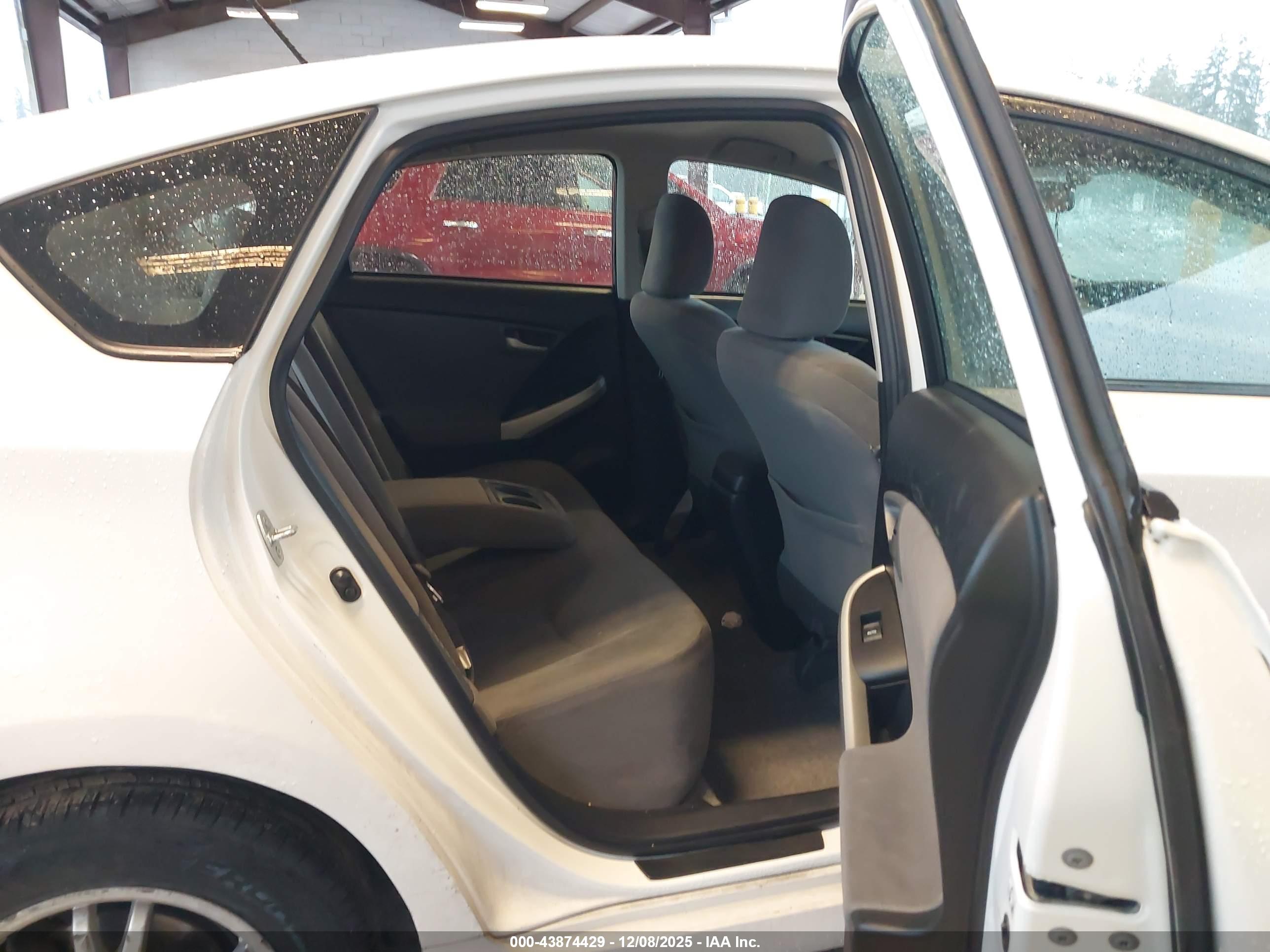 TOYOTA PRIUS image 8