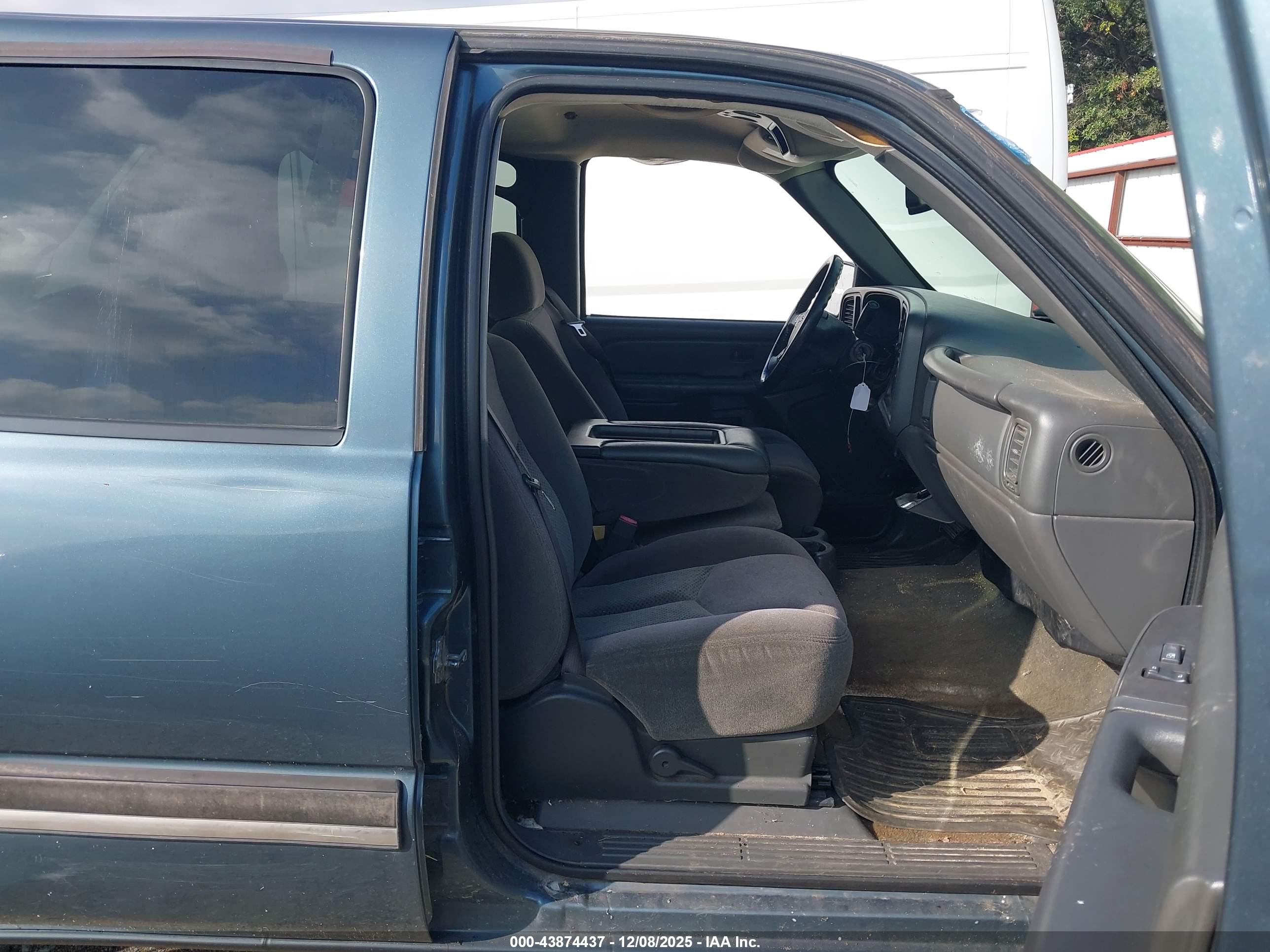 CHEVROLET SILVERADO image 5