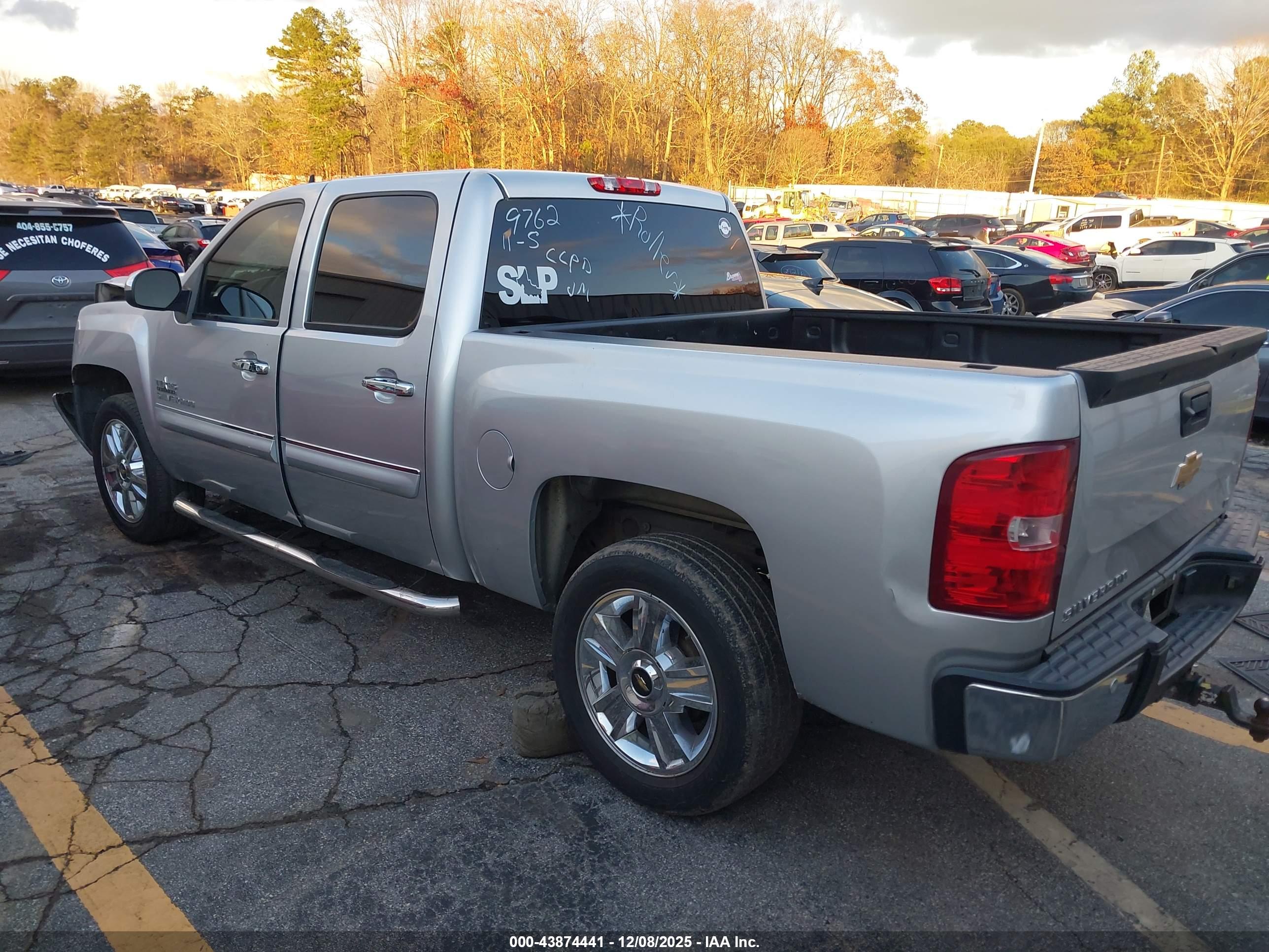 CHEVROLET SILVERADO image 3