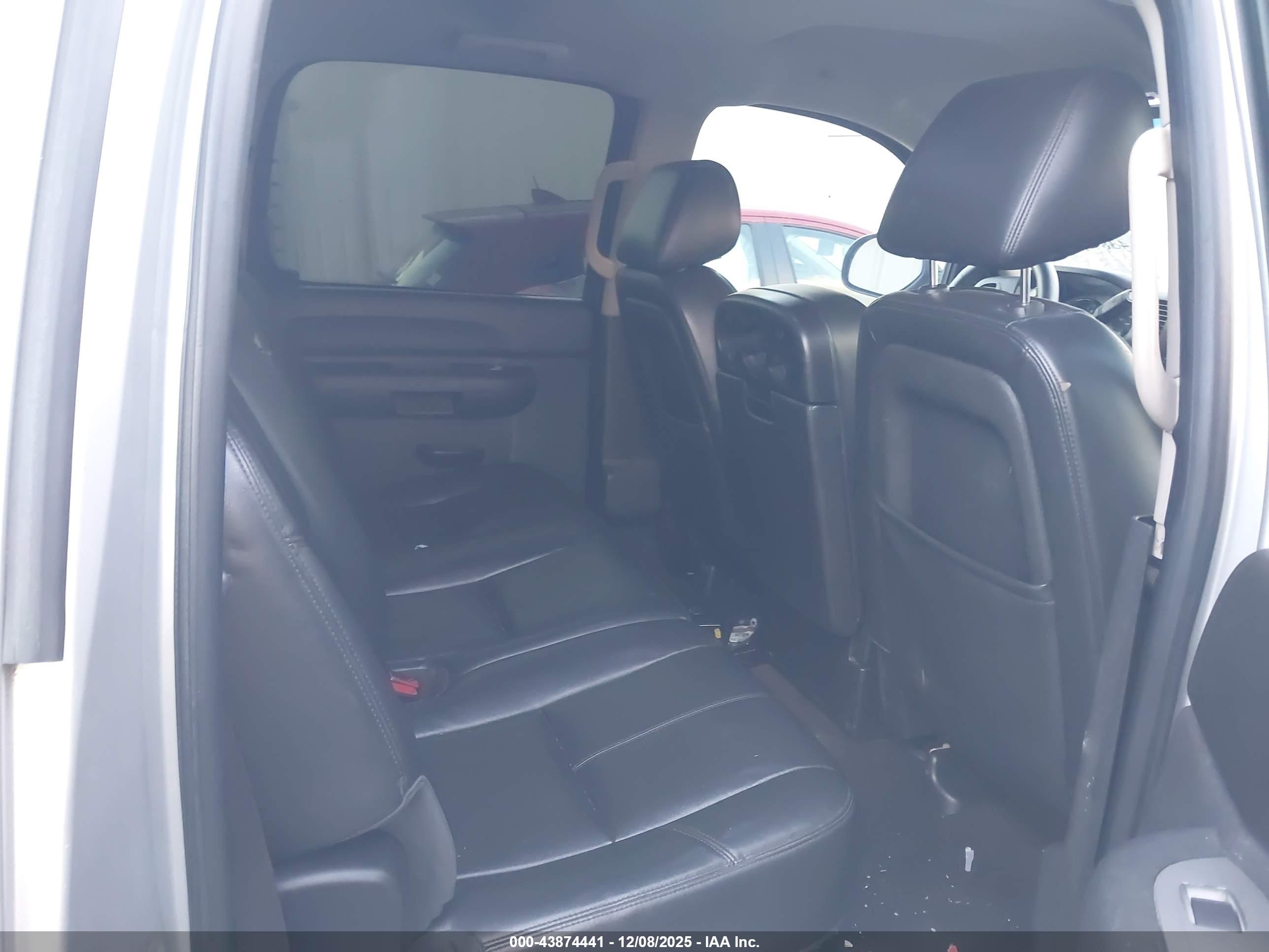 CHEVROLET SILVERADO image 8