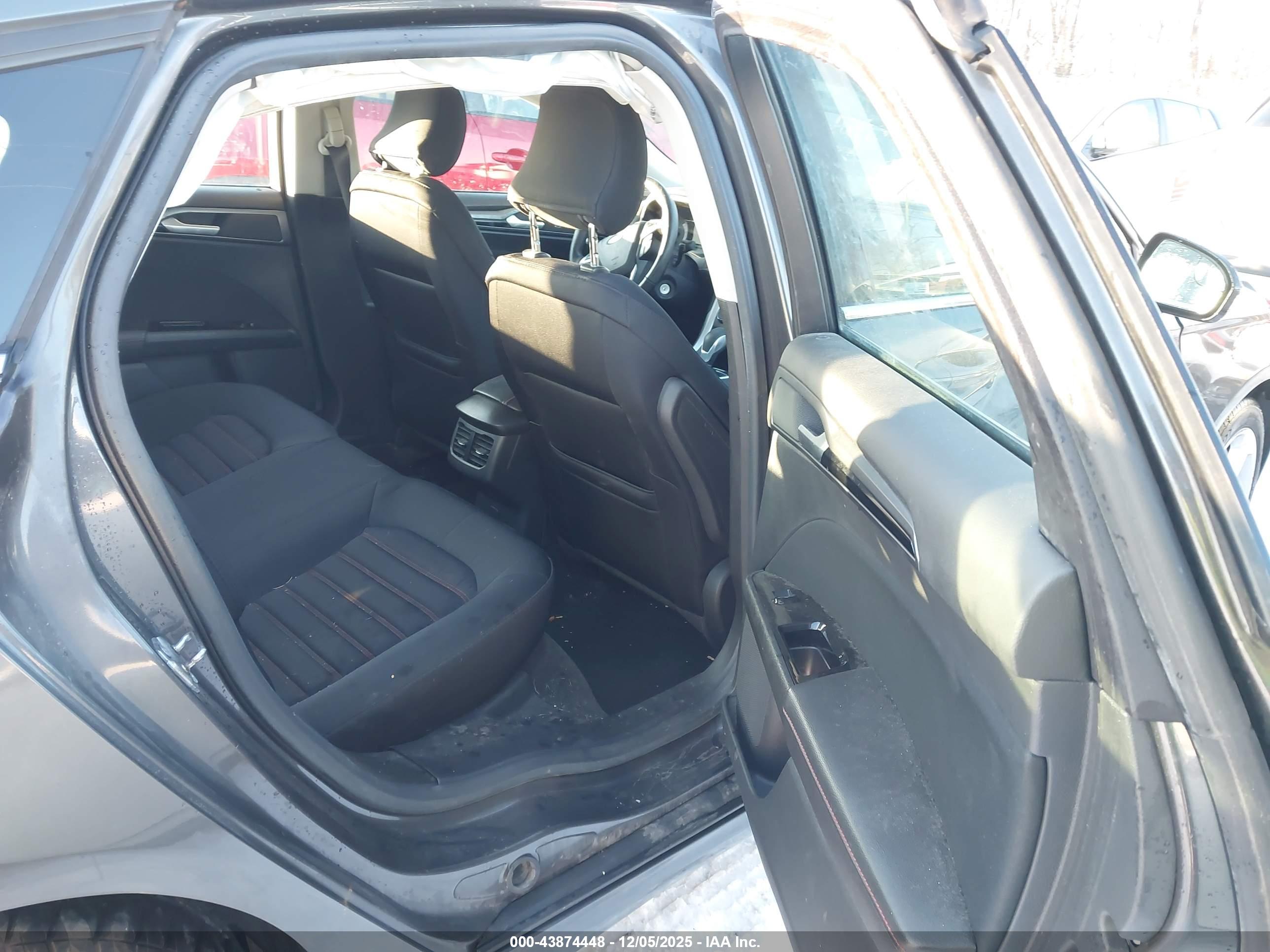 FORD FUSION image 8
