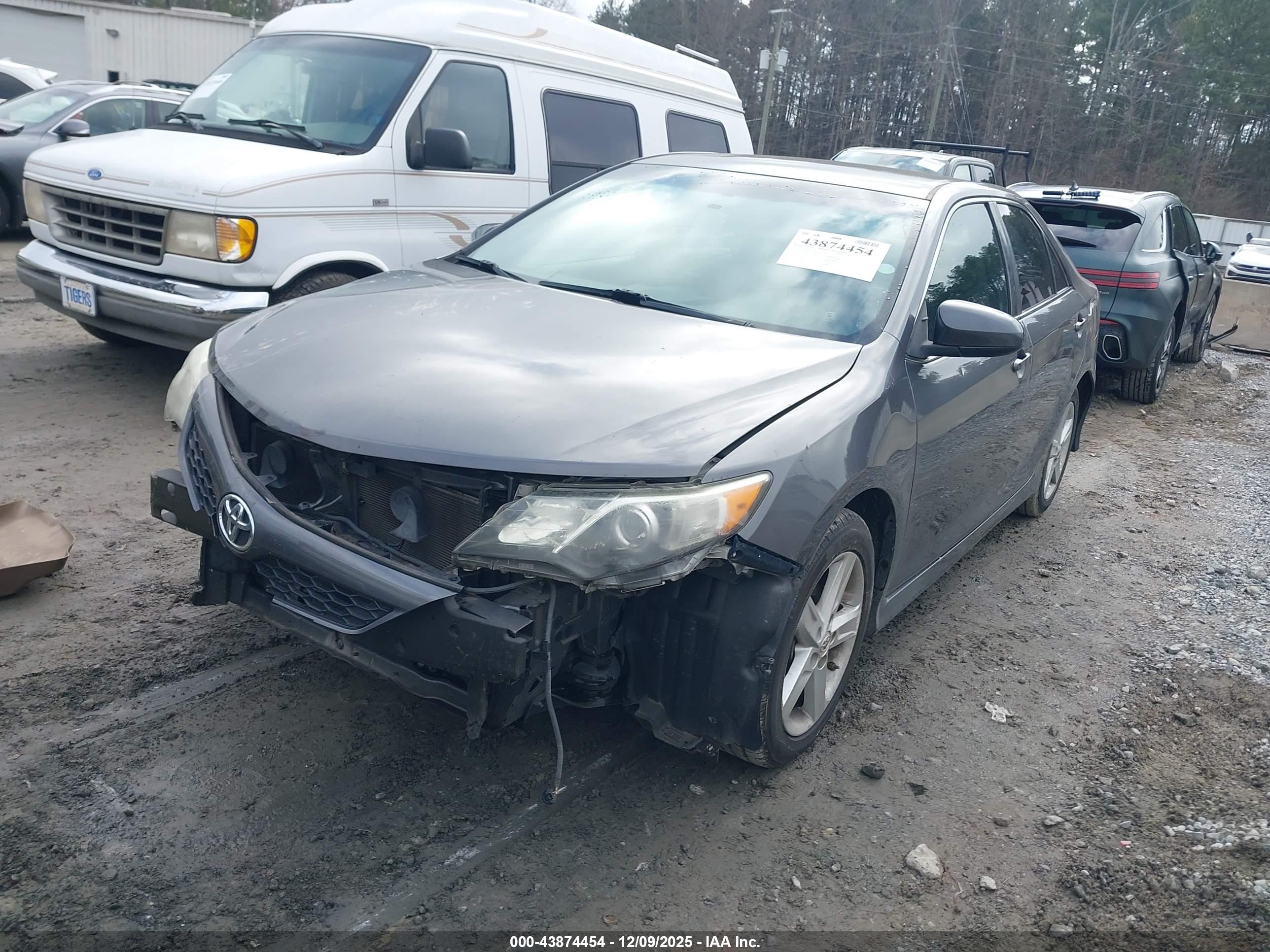 TOYOTA CAMRY image 2