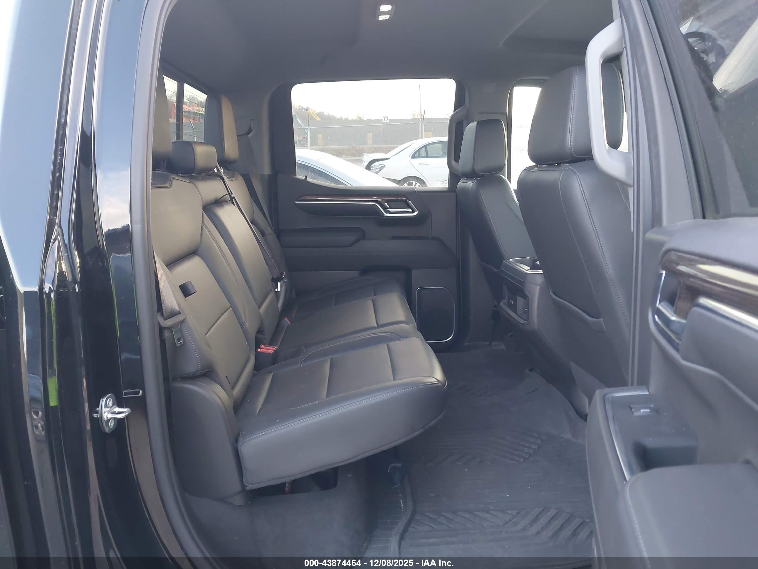 CHEVROLET SILVERADO image 8