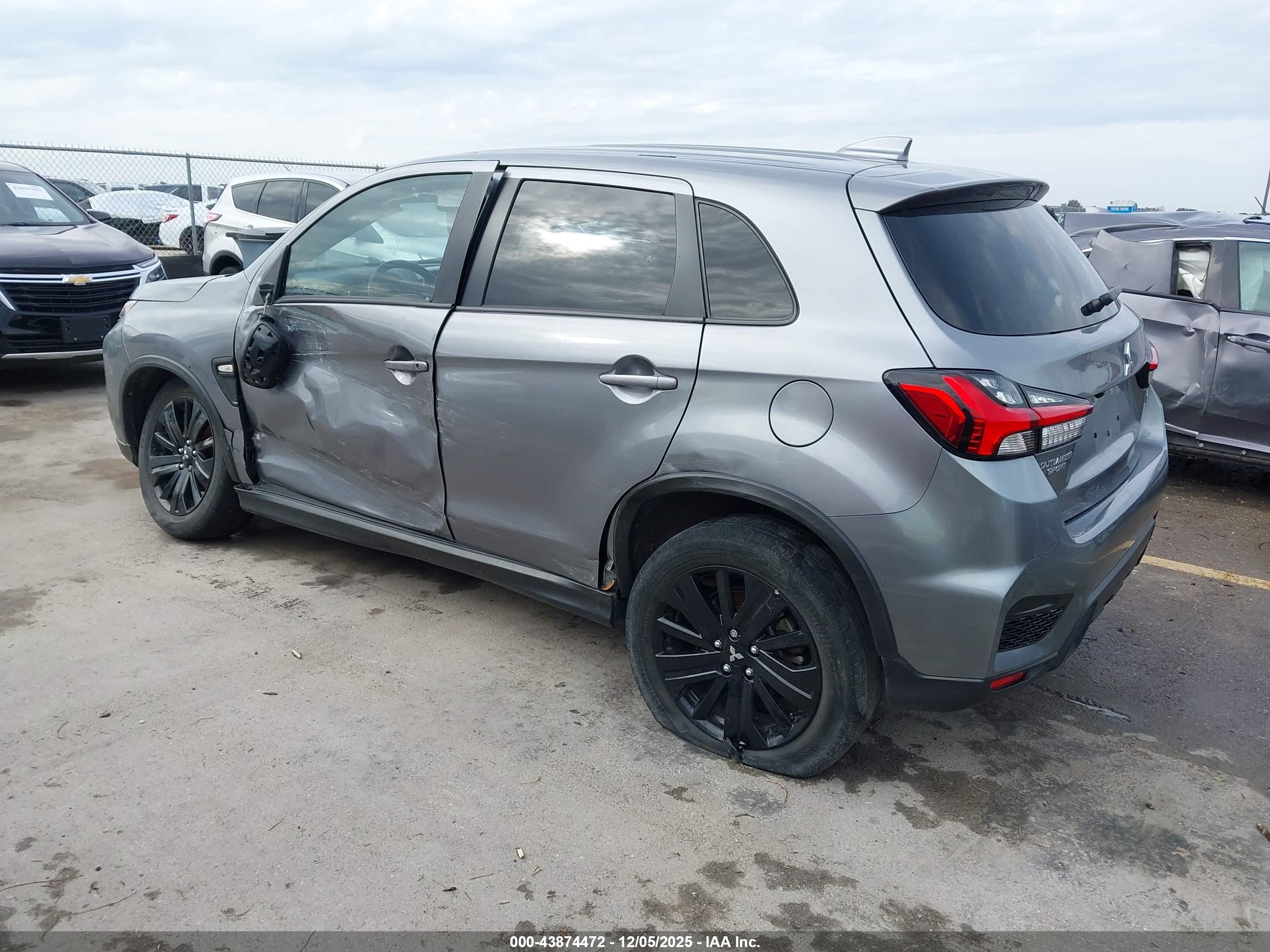 MITSUBISHI OUTLANDER image 3