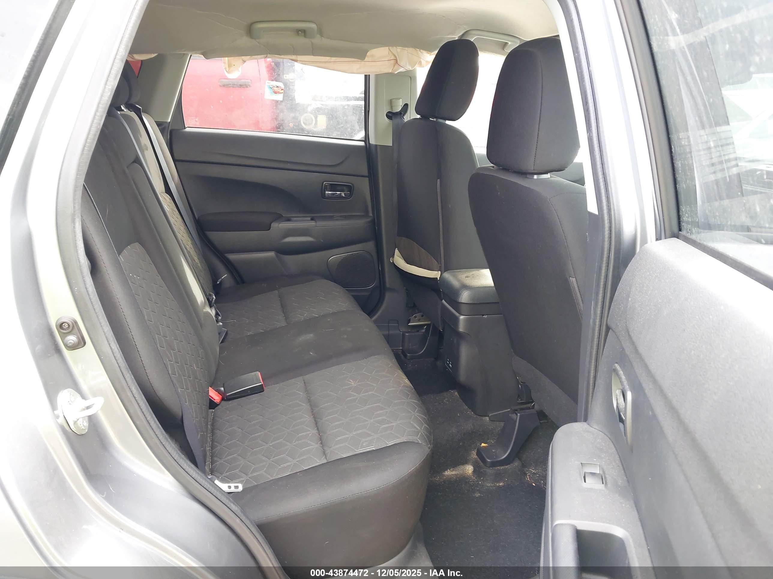 MITSUBISHI OUTLANDER image 8