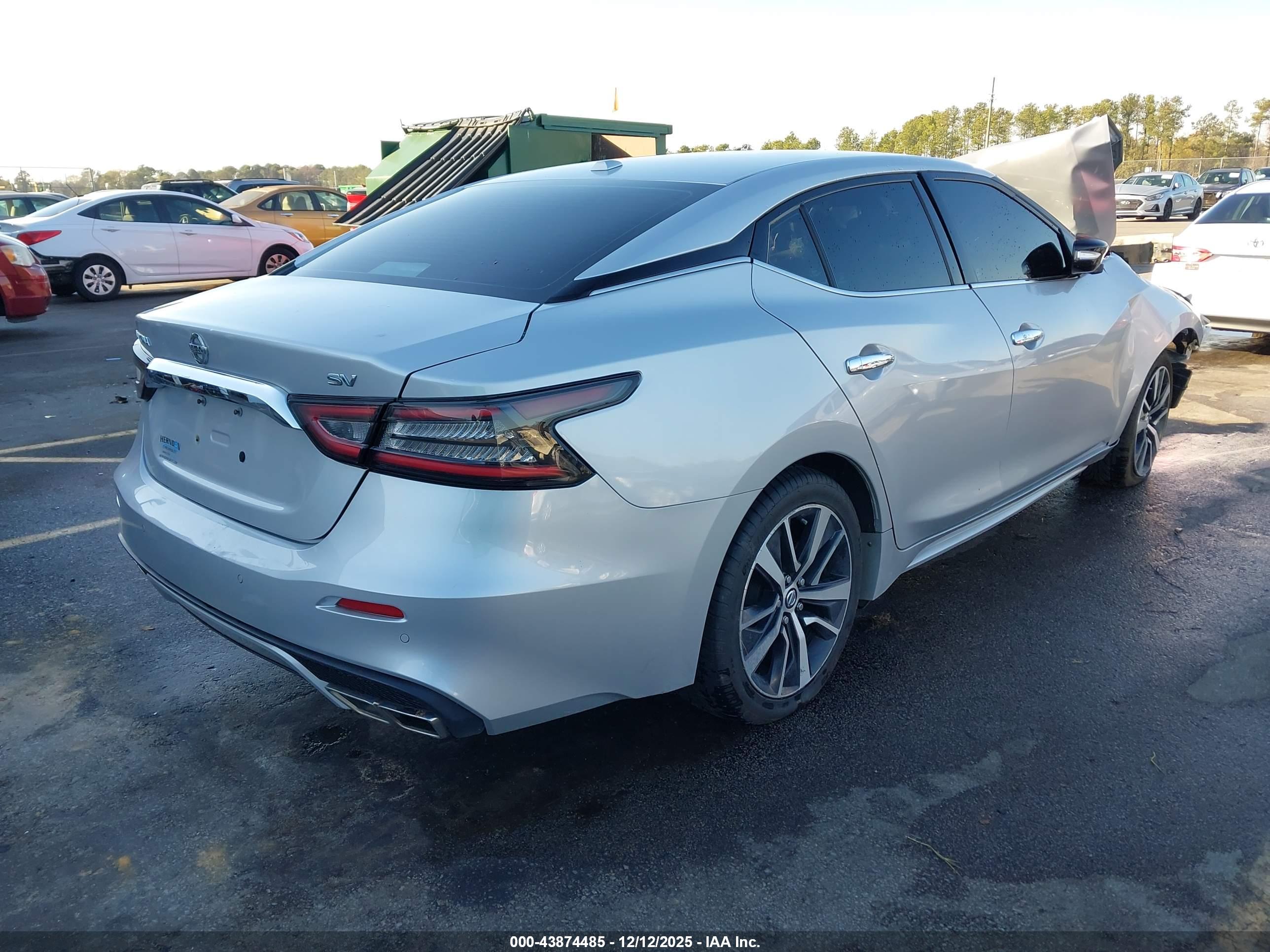 NISSAN MAXIMA image 4