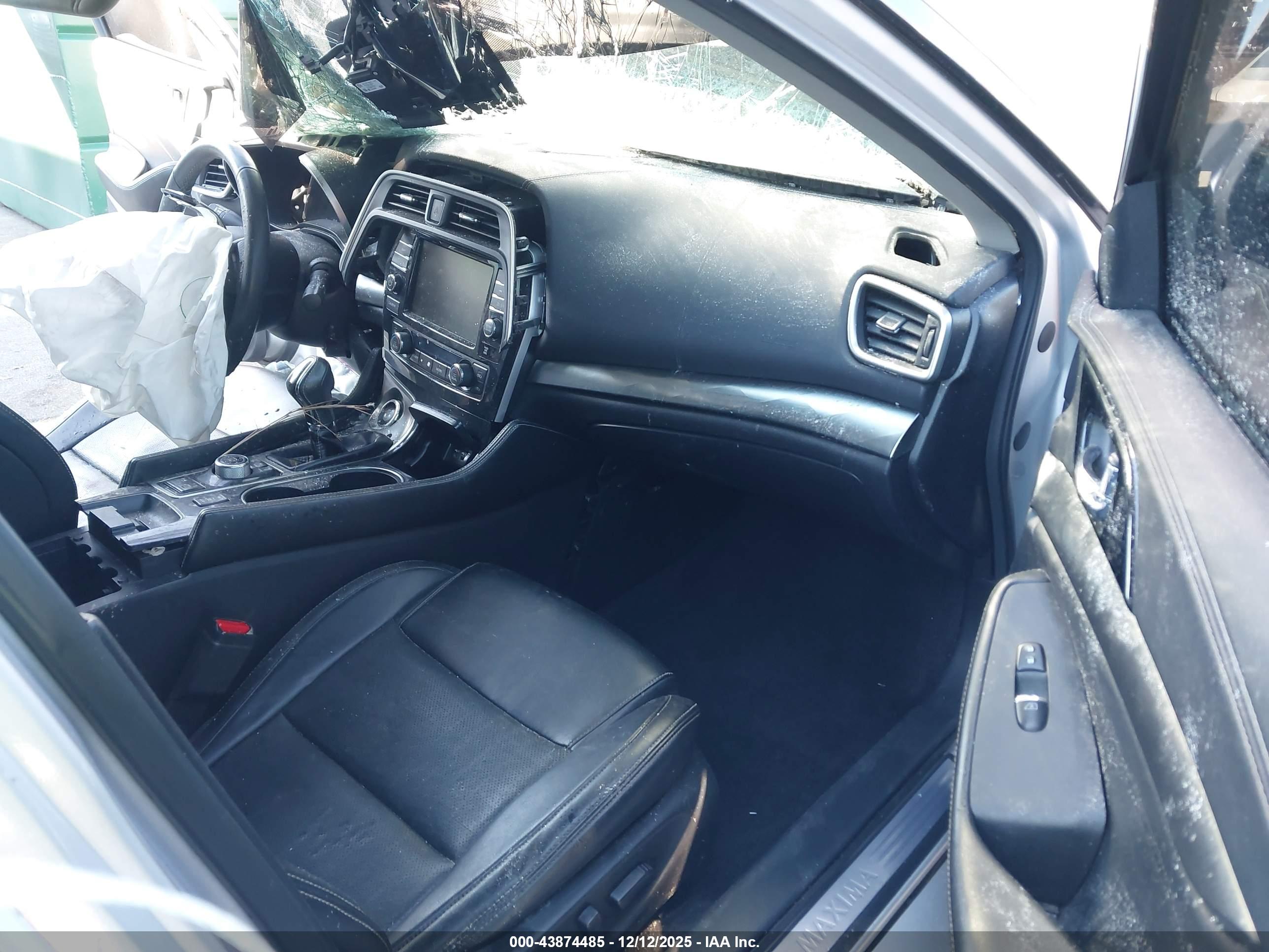 NISSAN MAXIMA image 5