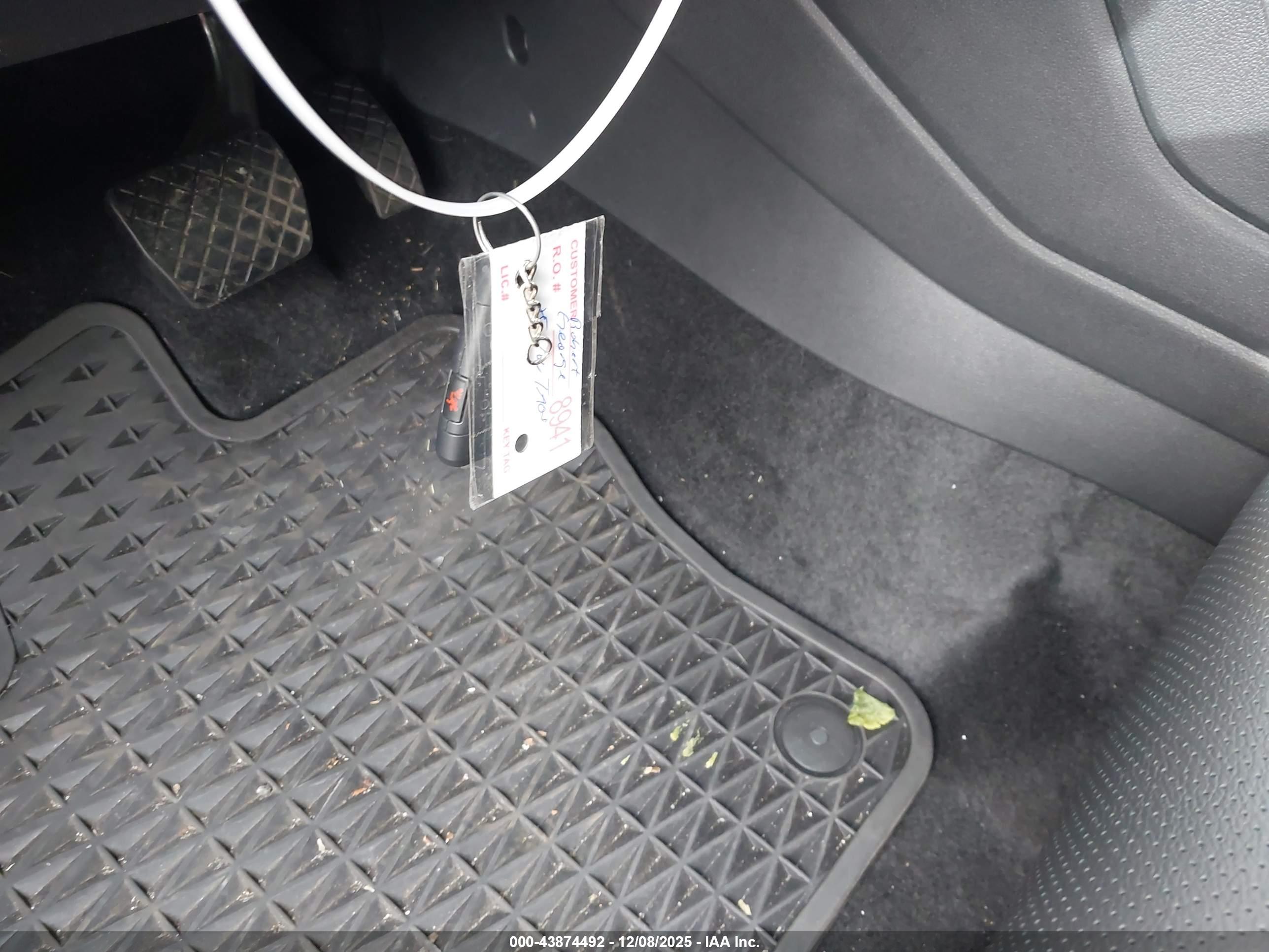 VOLKSWAGEN TAOS image 11