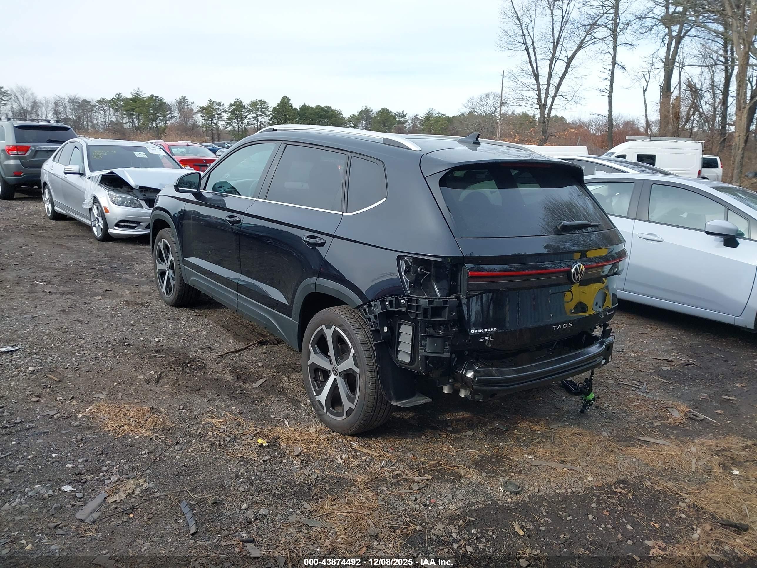 VOLKSWAGEN TAOS image 3