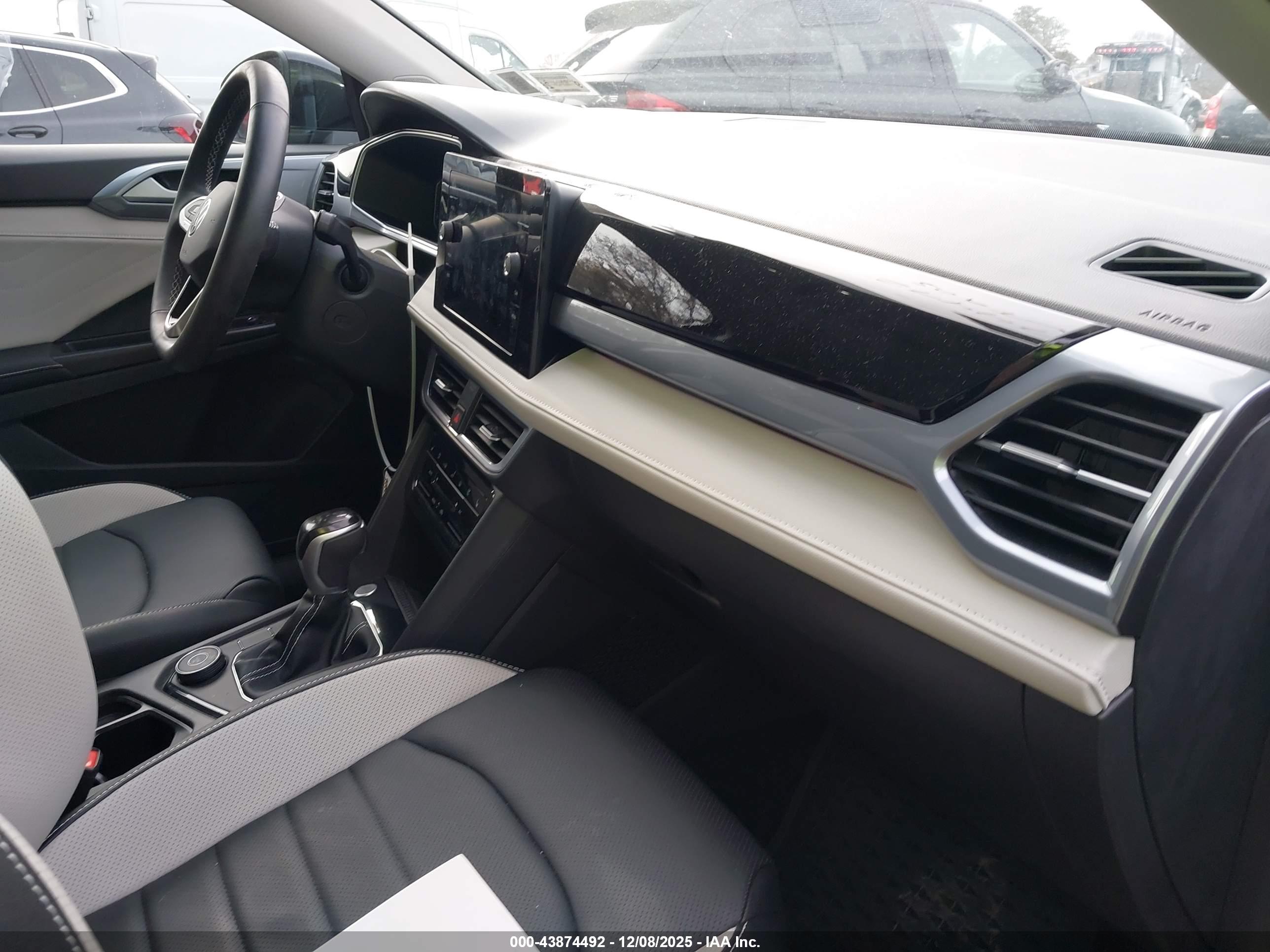 VOLKSWAGEN TAOS image 5
