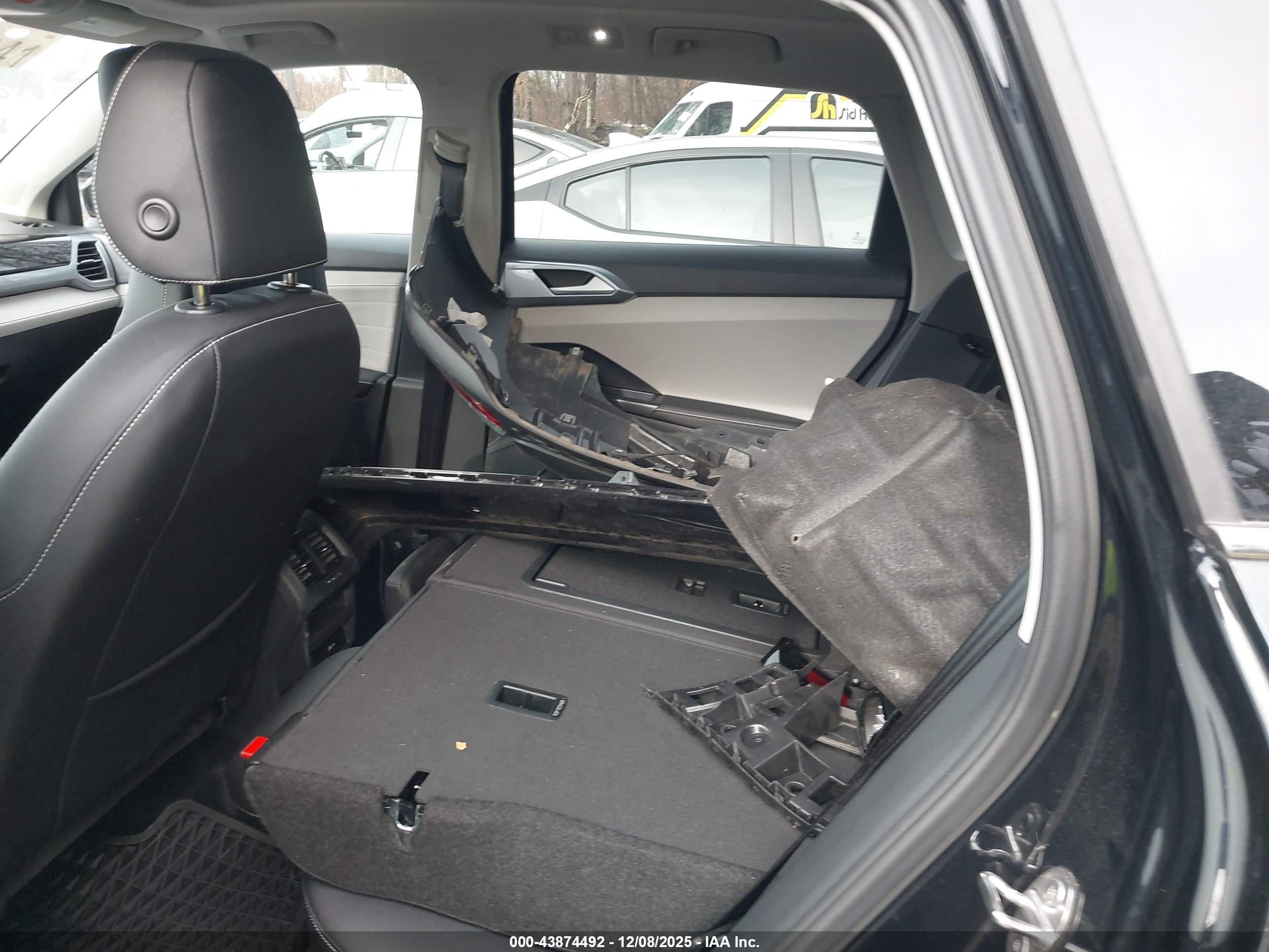 VOLKSWAGEN TAOS image 8