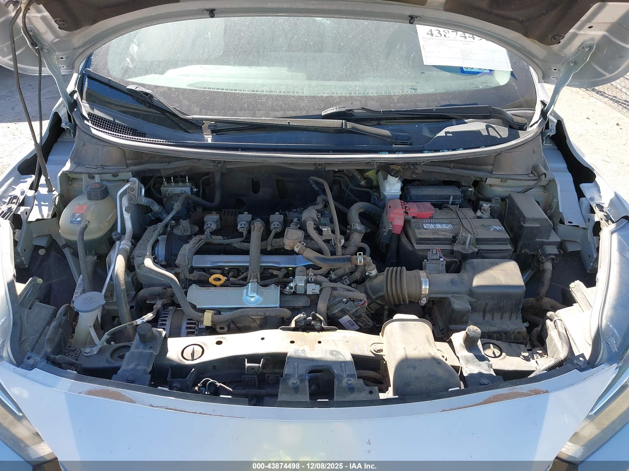 NISSAN VERSA image 10