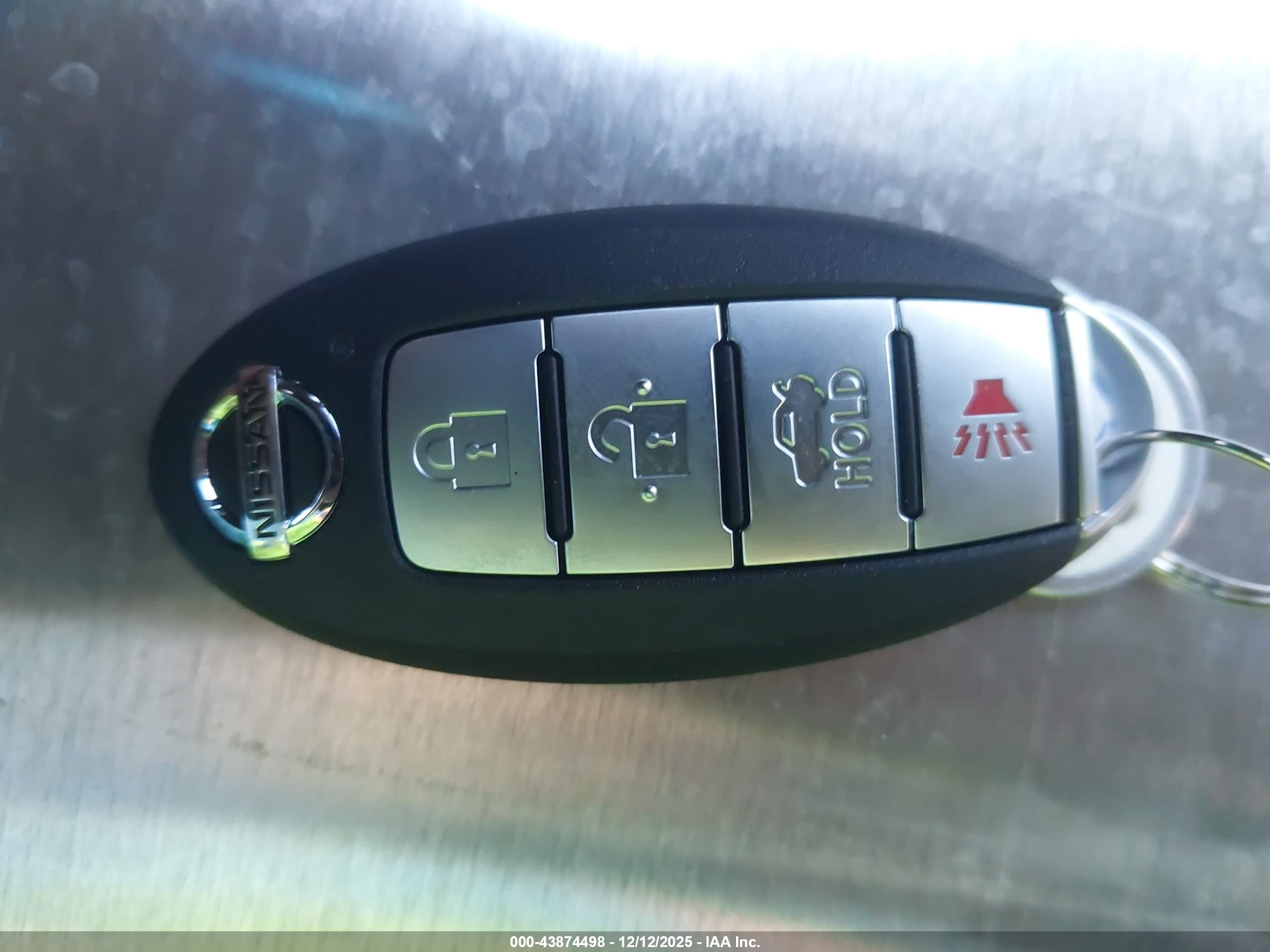 NISSAN VERSA image 11