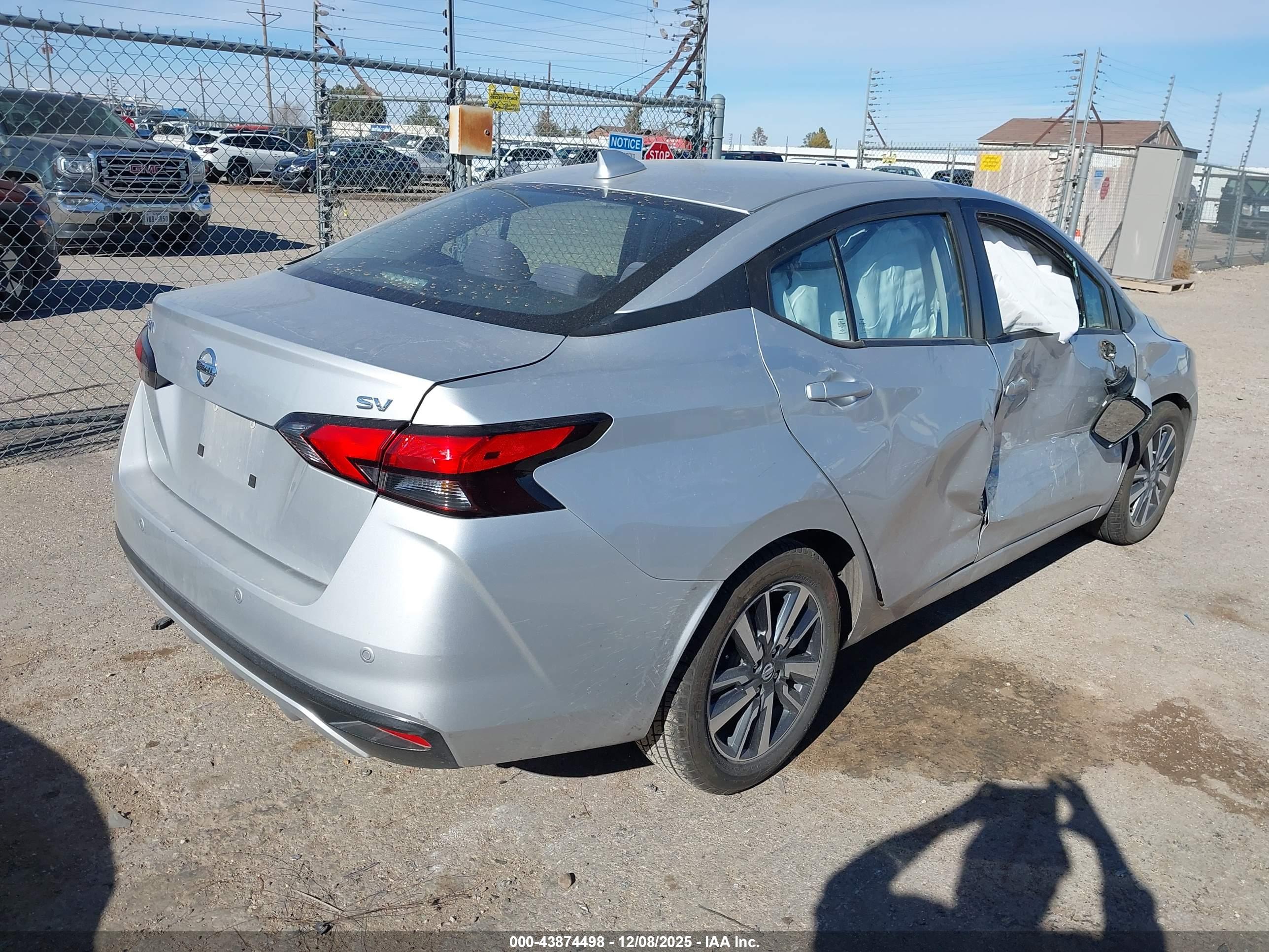 NISSAN VERSA image 4