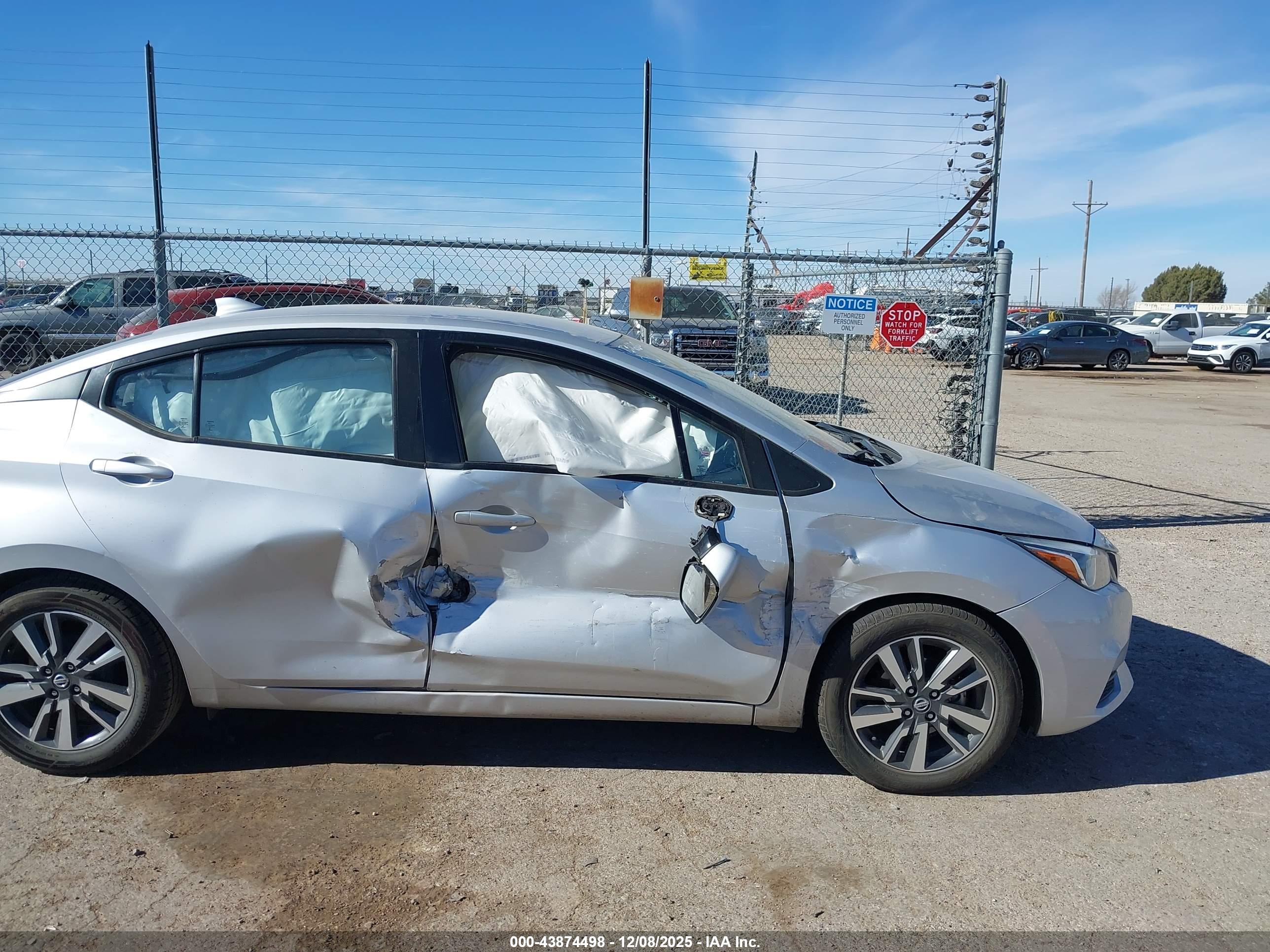 NISSAN VERSA image 6