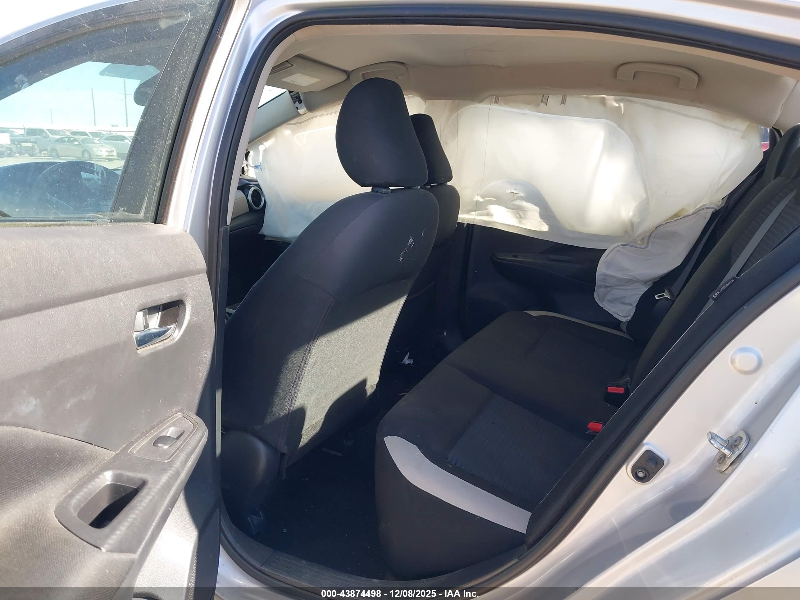 NISSAN VERSA image 8
