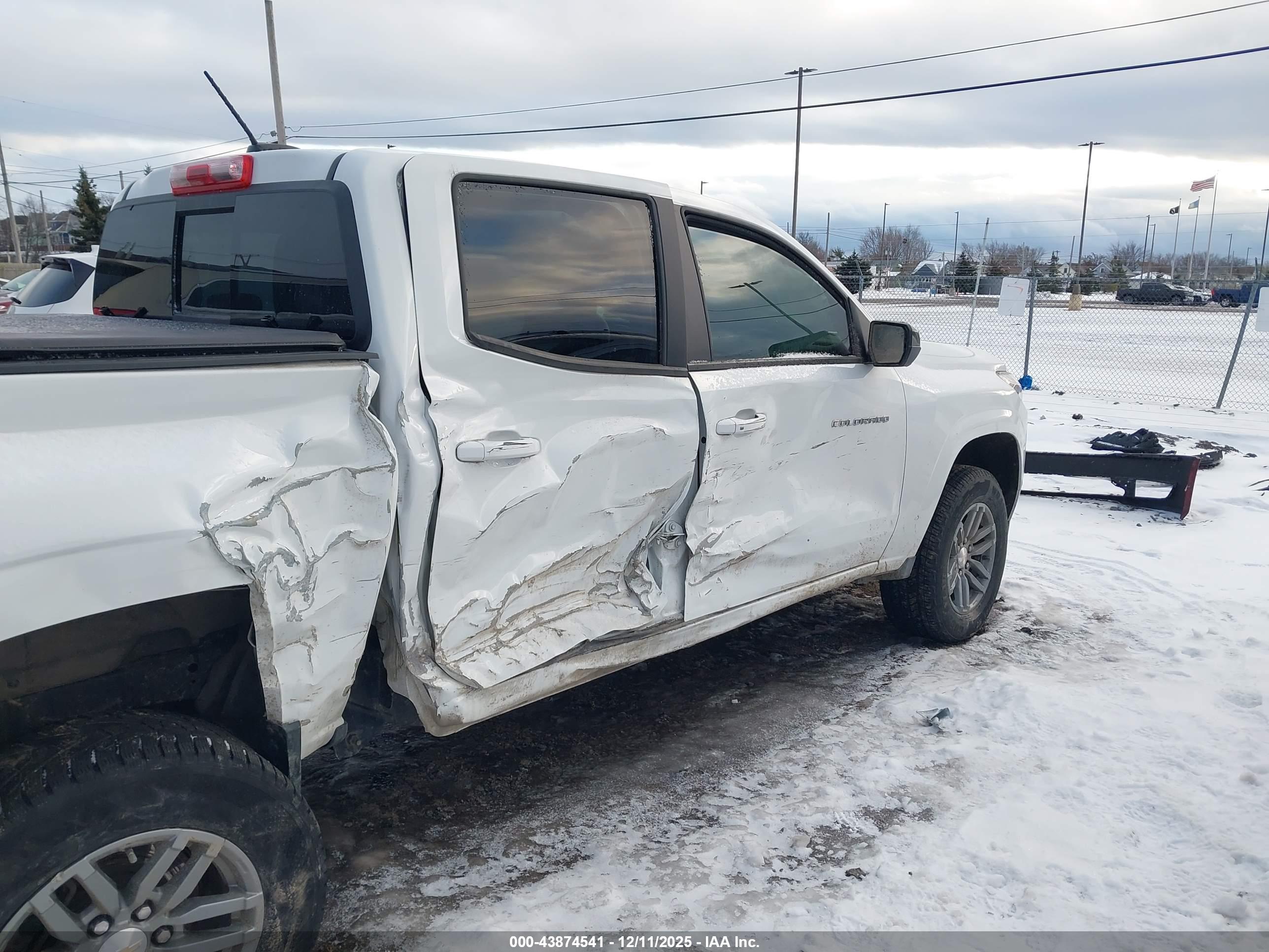 CHEVROLET COLORADO image 6