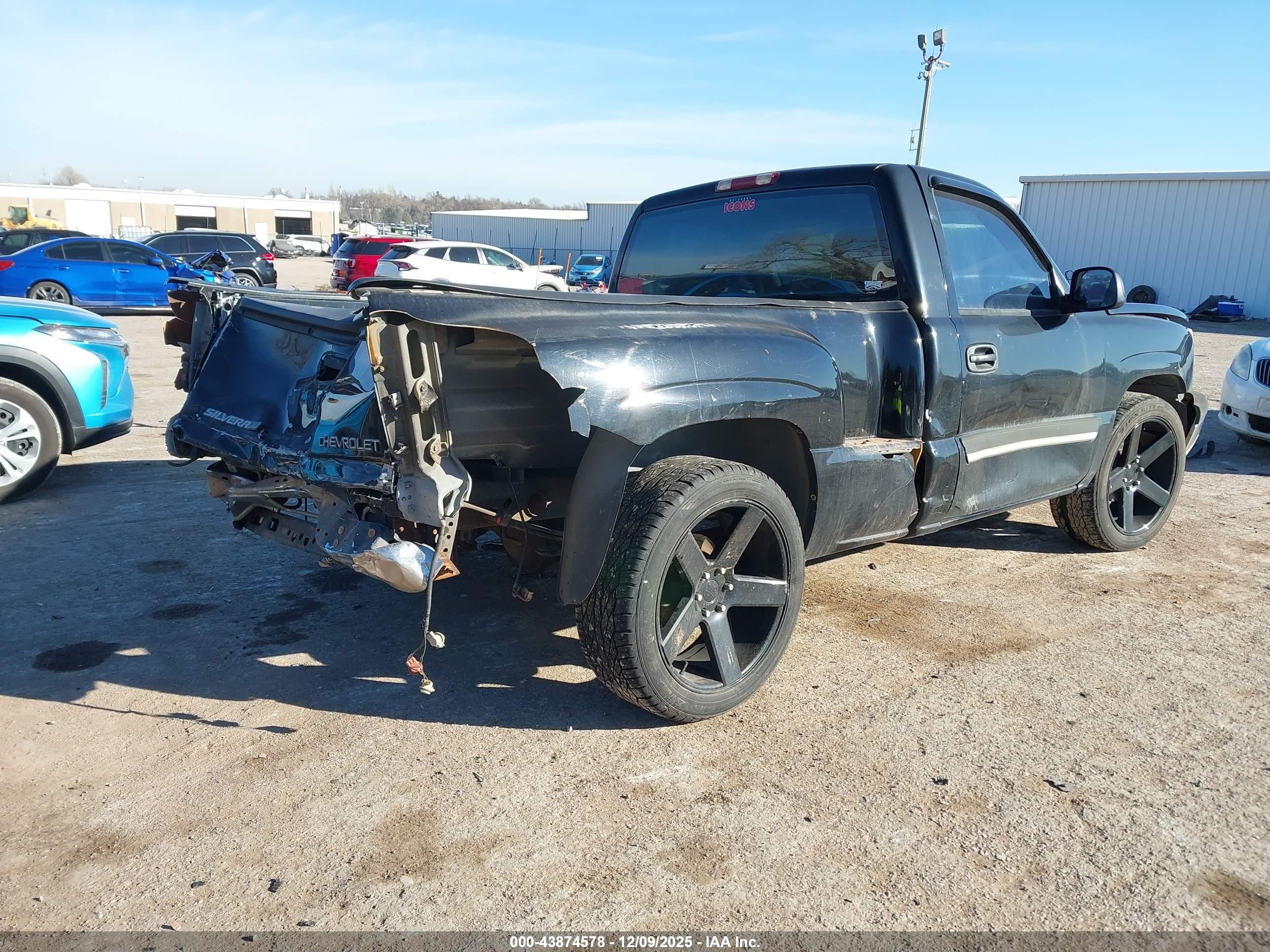 CHEVROLET SILVERADO image 4