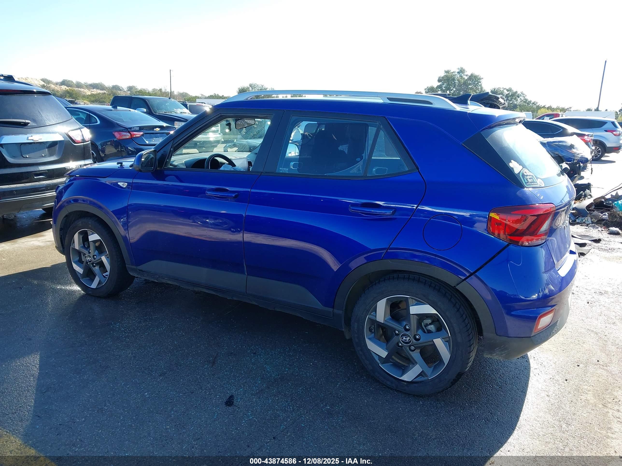 HYUNDAI VENUE image 3