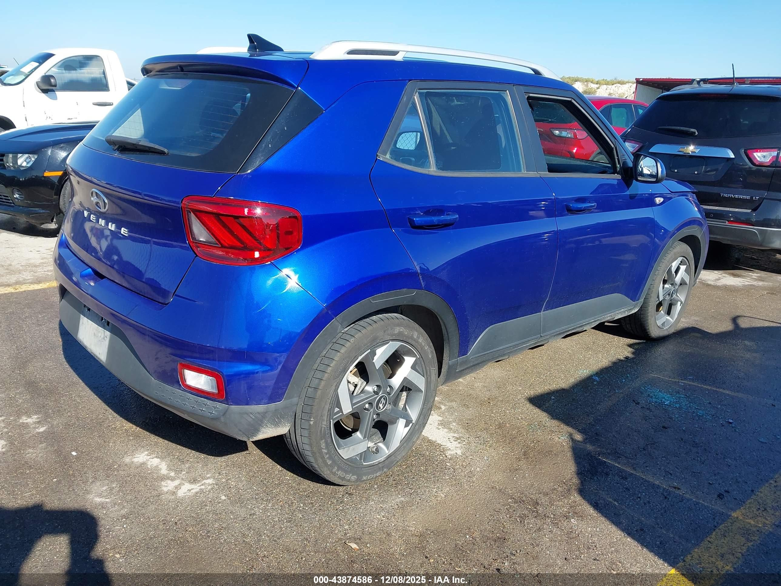 HYUNDAI VENUE image 4