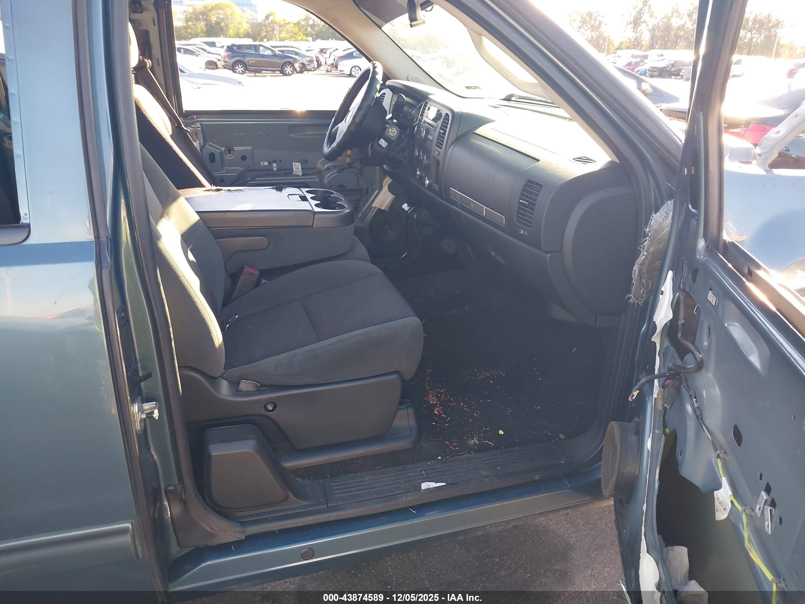 CHEVROLET SILVERADO image 5