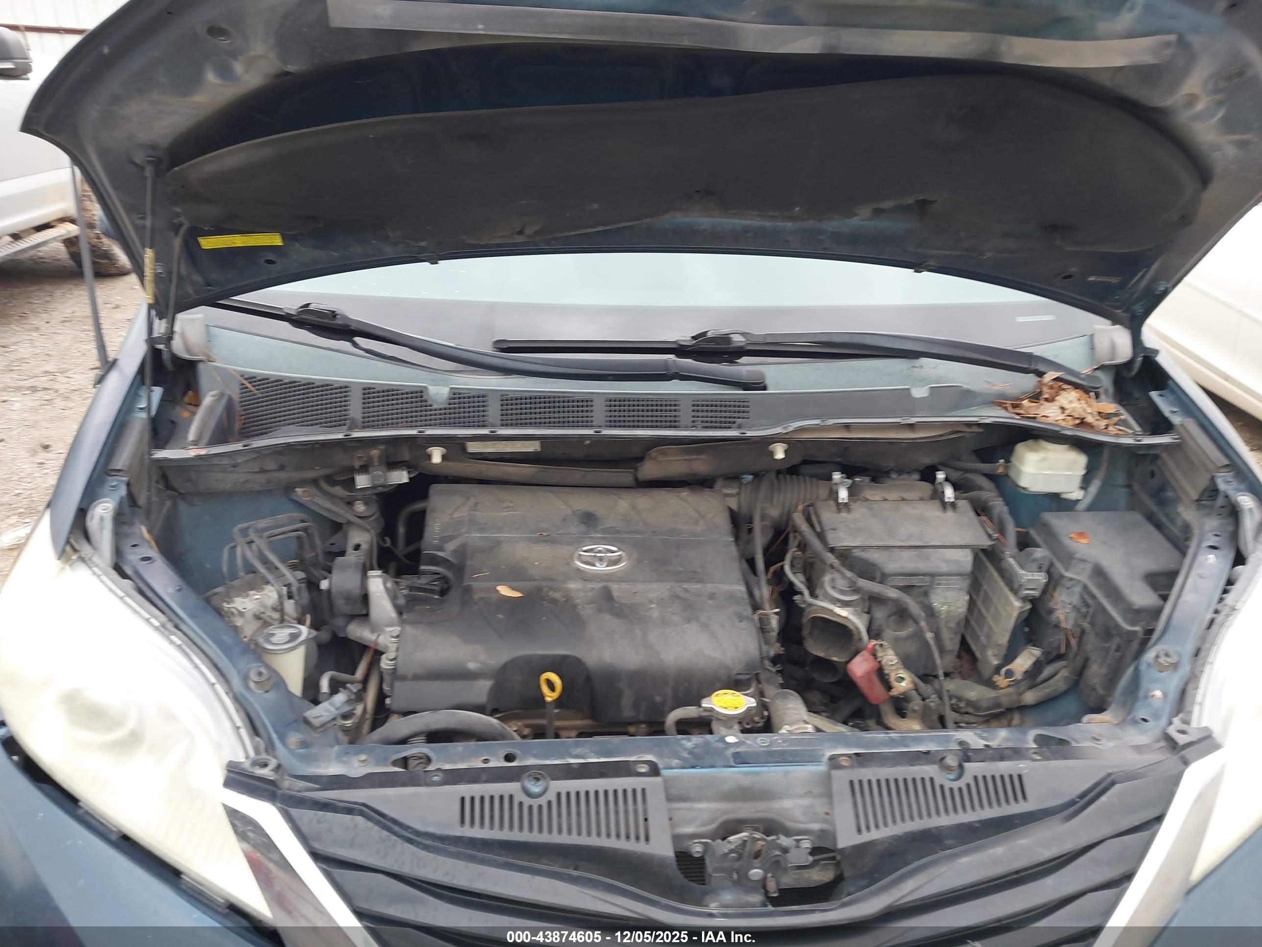 TOYOTA SIENNA image 10