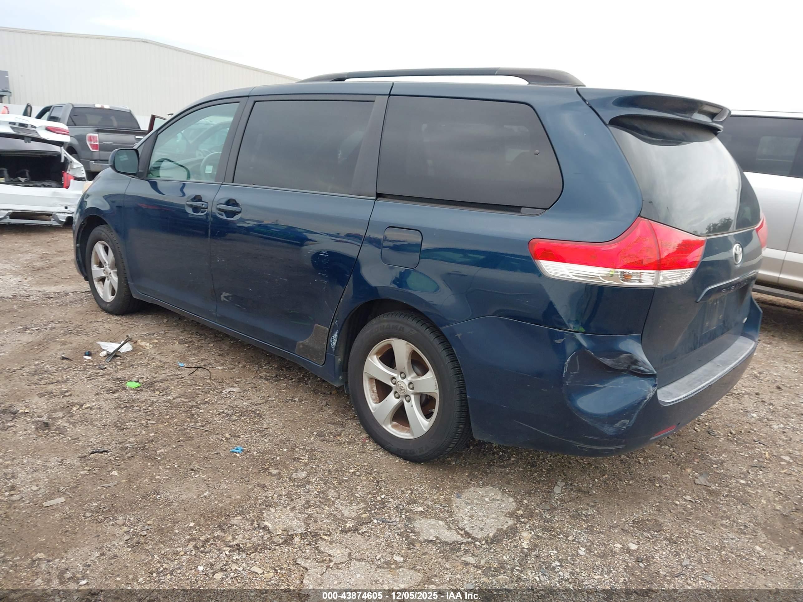 TOYOTA SIENNA image 3