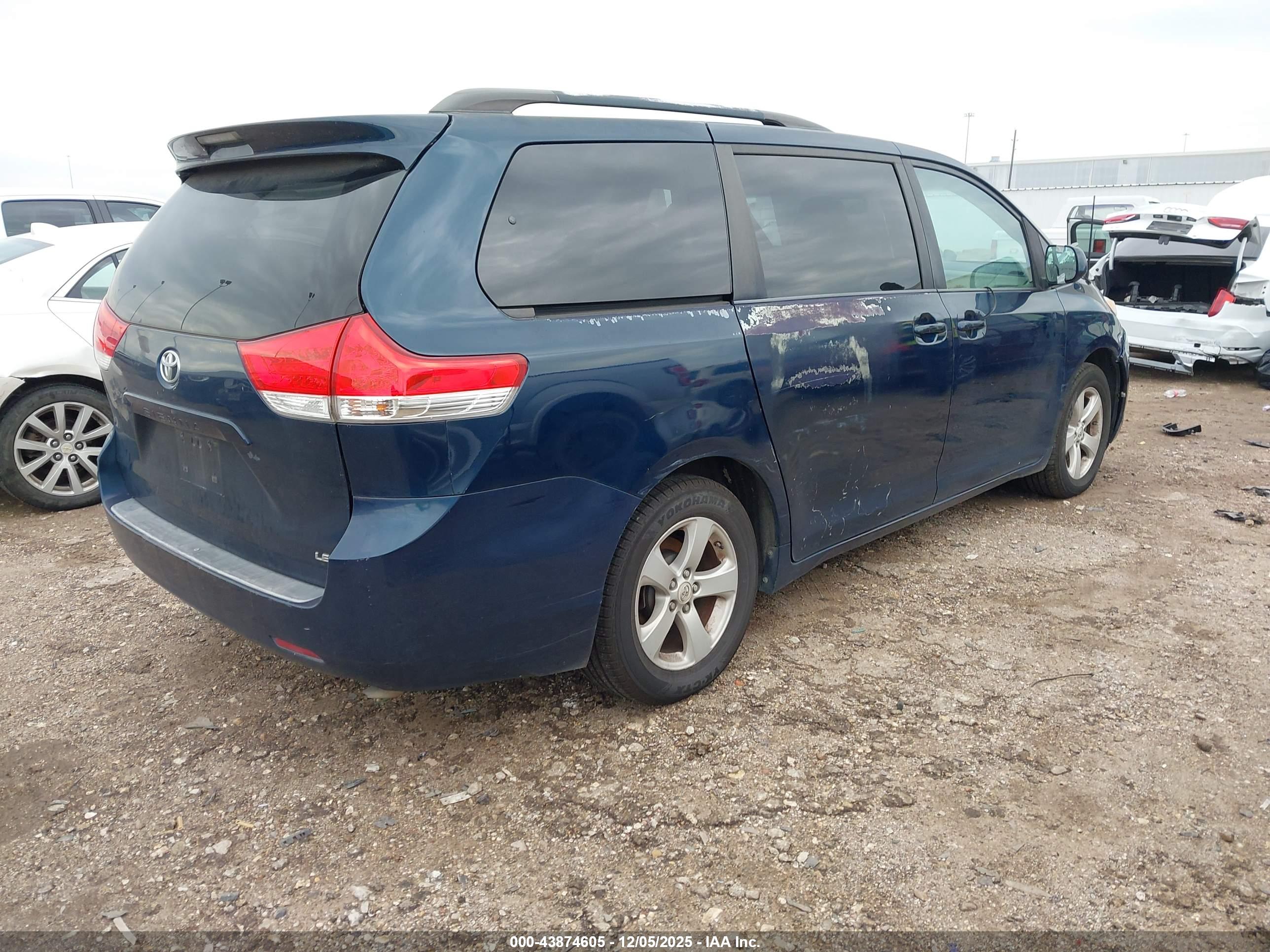 TOYOTA SIENNA image 4