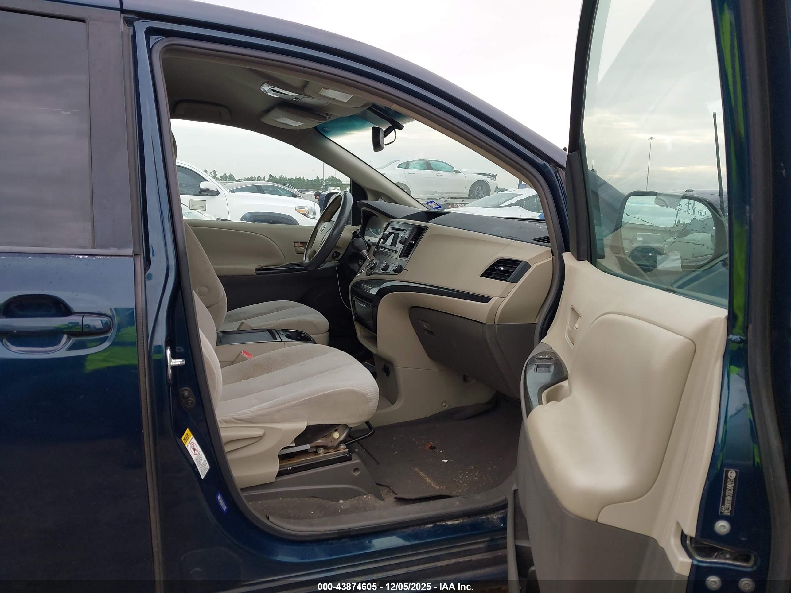 TOYOTA SIENNA image 5