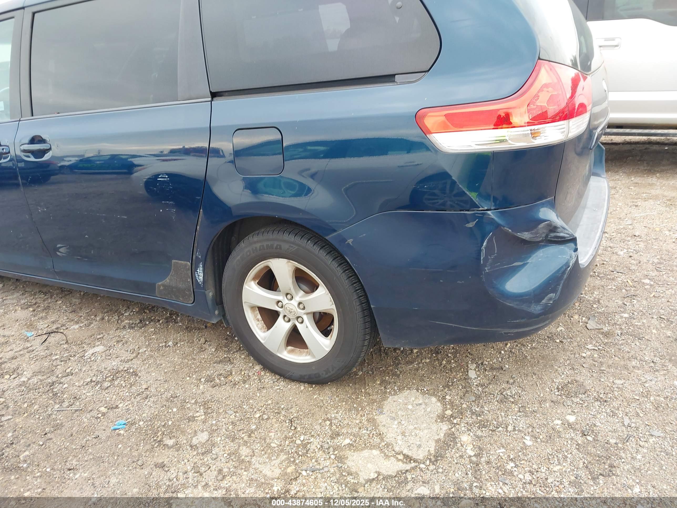 TOYOTA SIENNA image 6