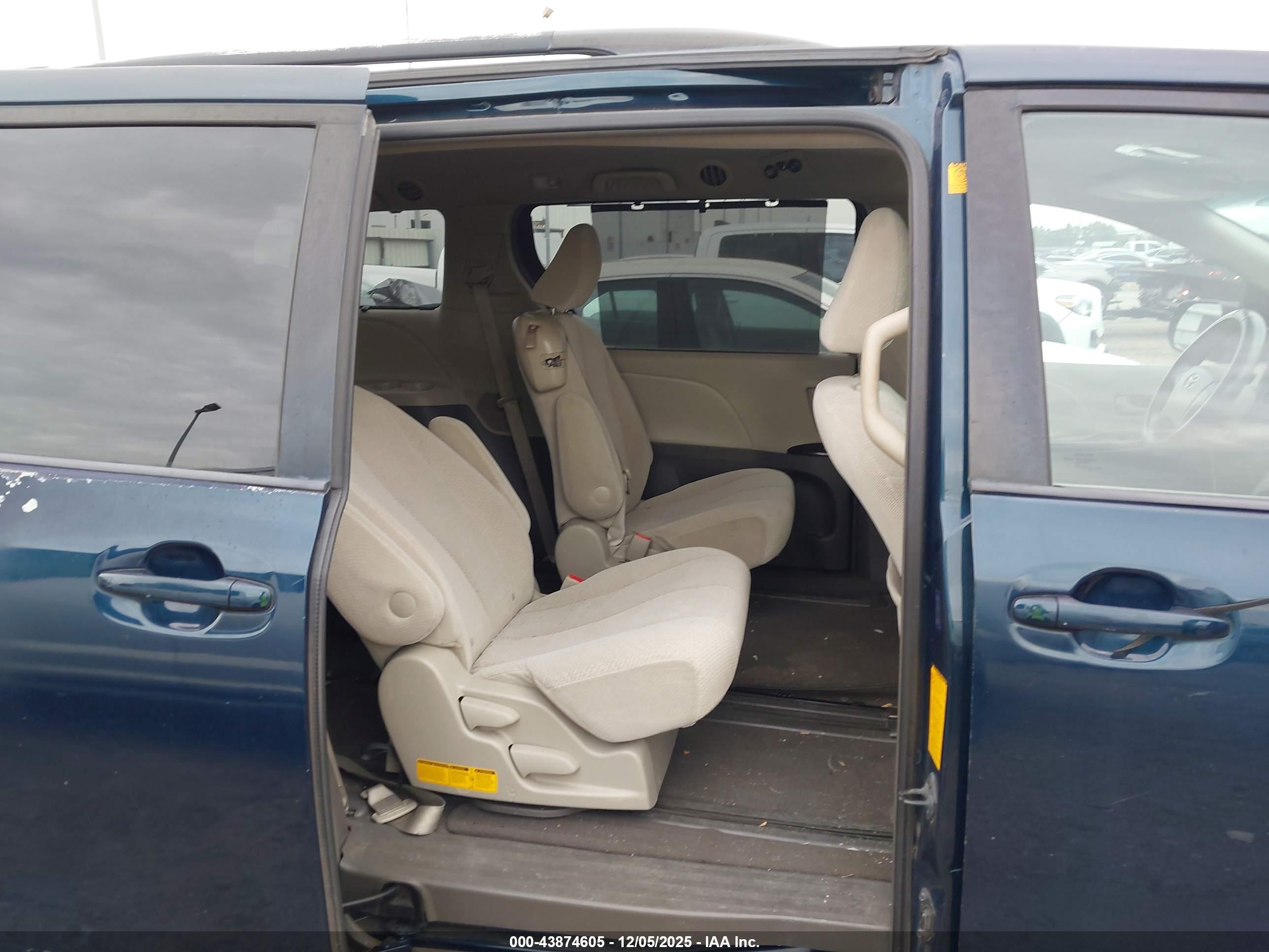 TOYOTA SIENNA image 8