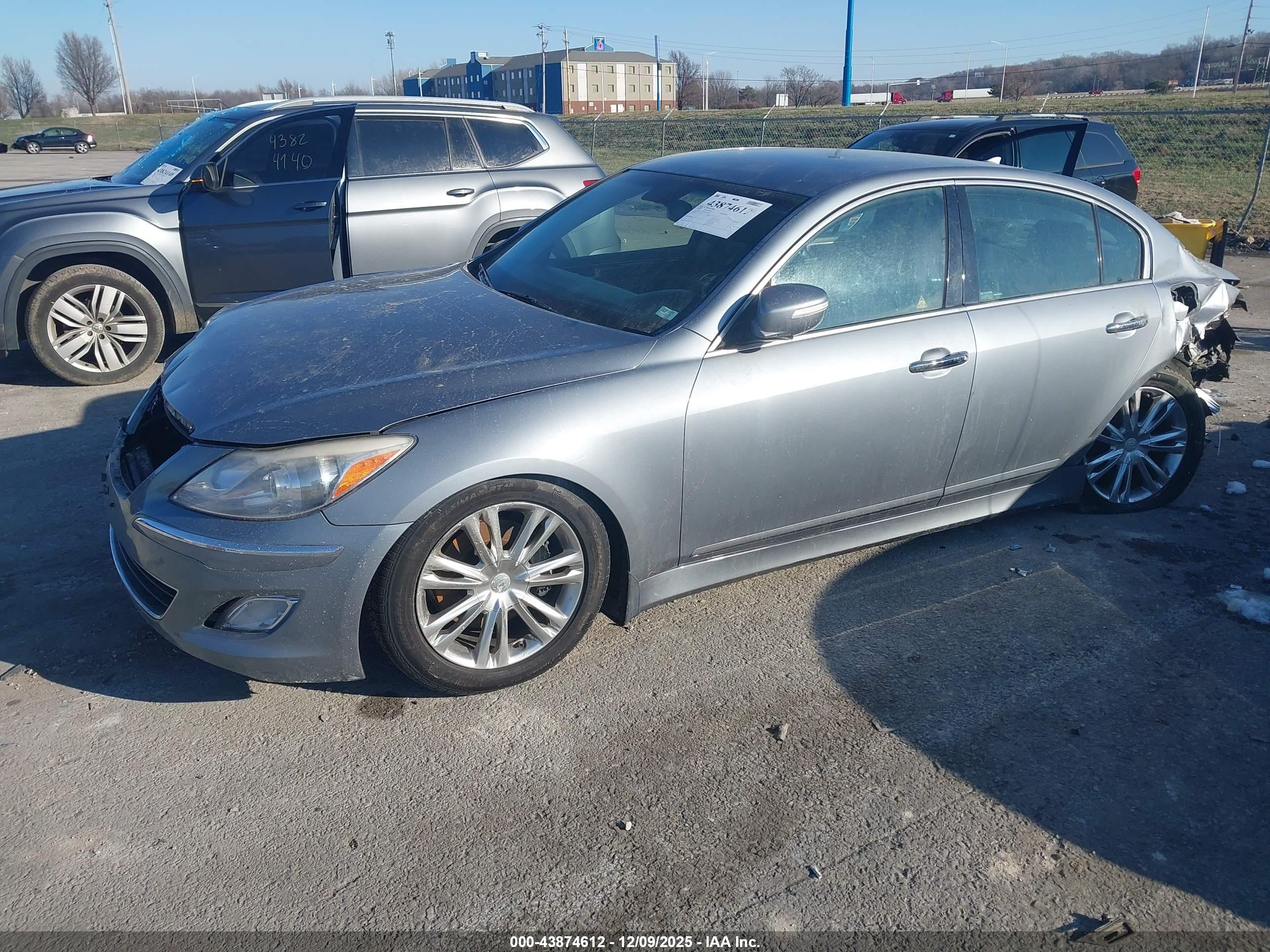 HYUNDAI GENESIS image 2