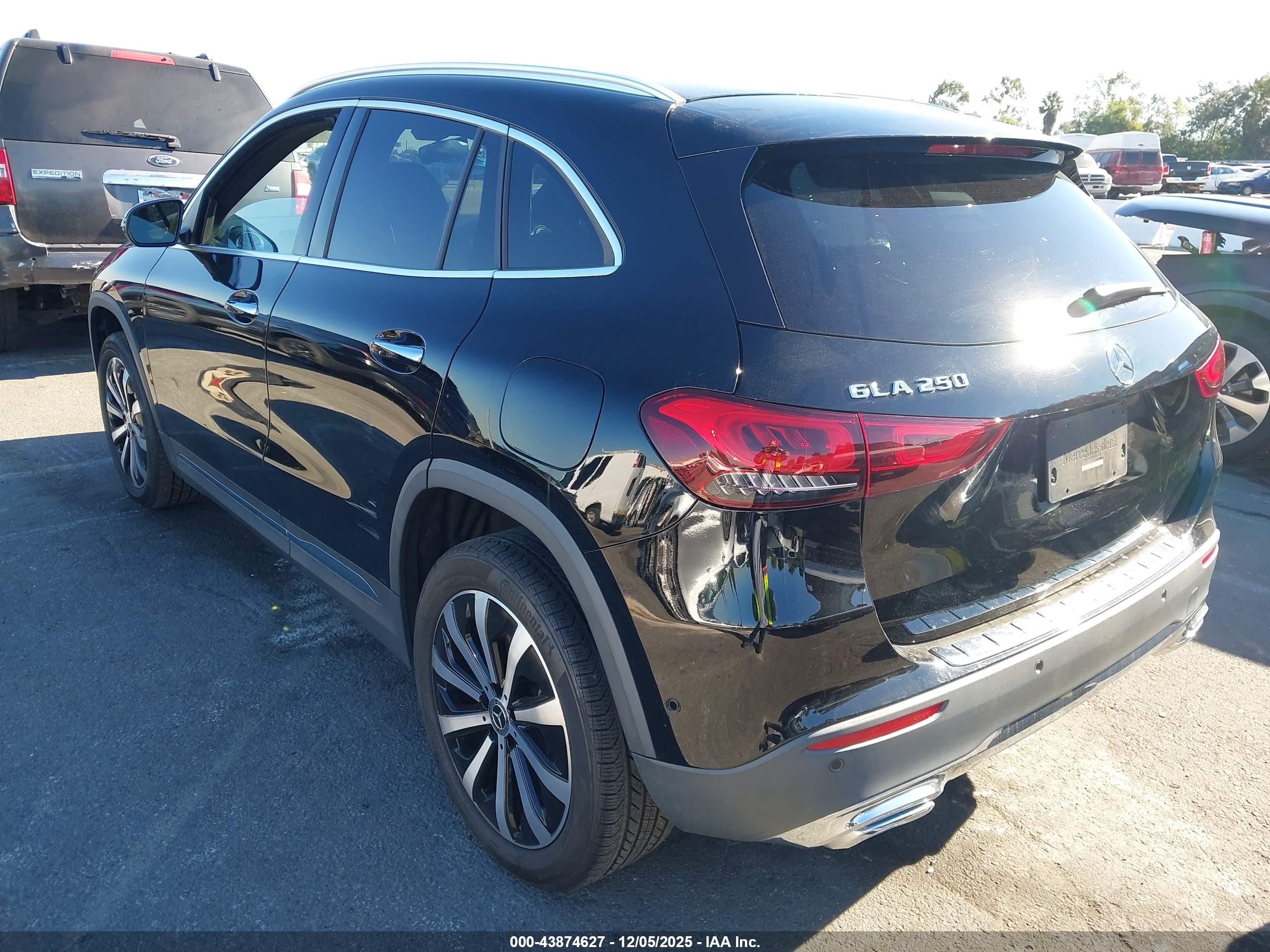 MERCEDES-BENZ GLA image 3