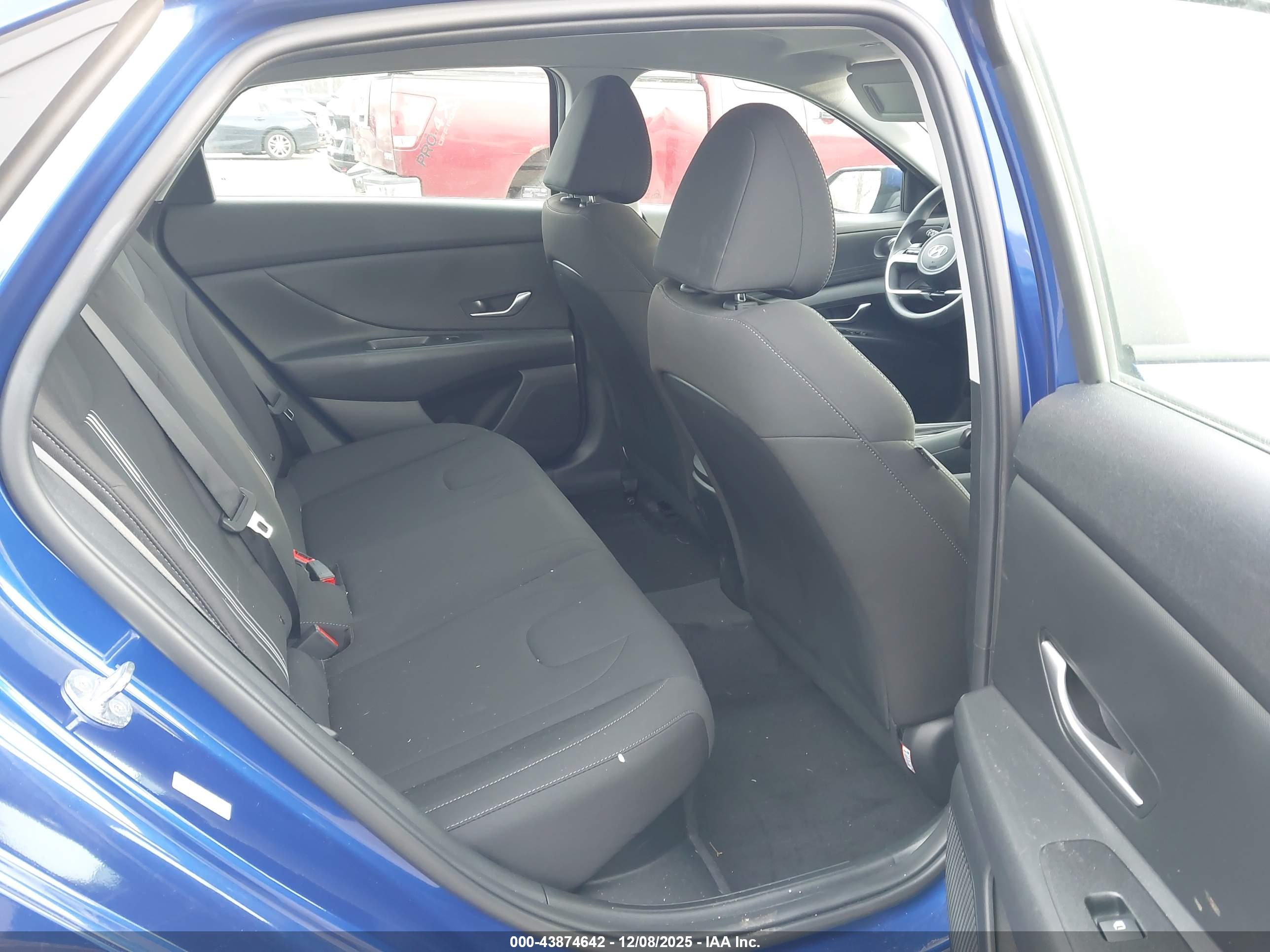 HYUNDAI ELANTRA image 8