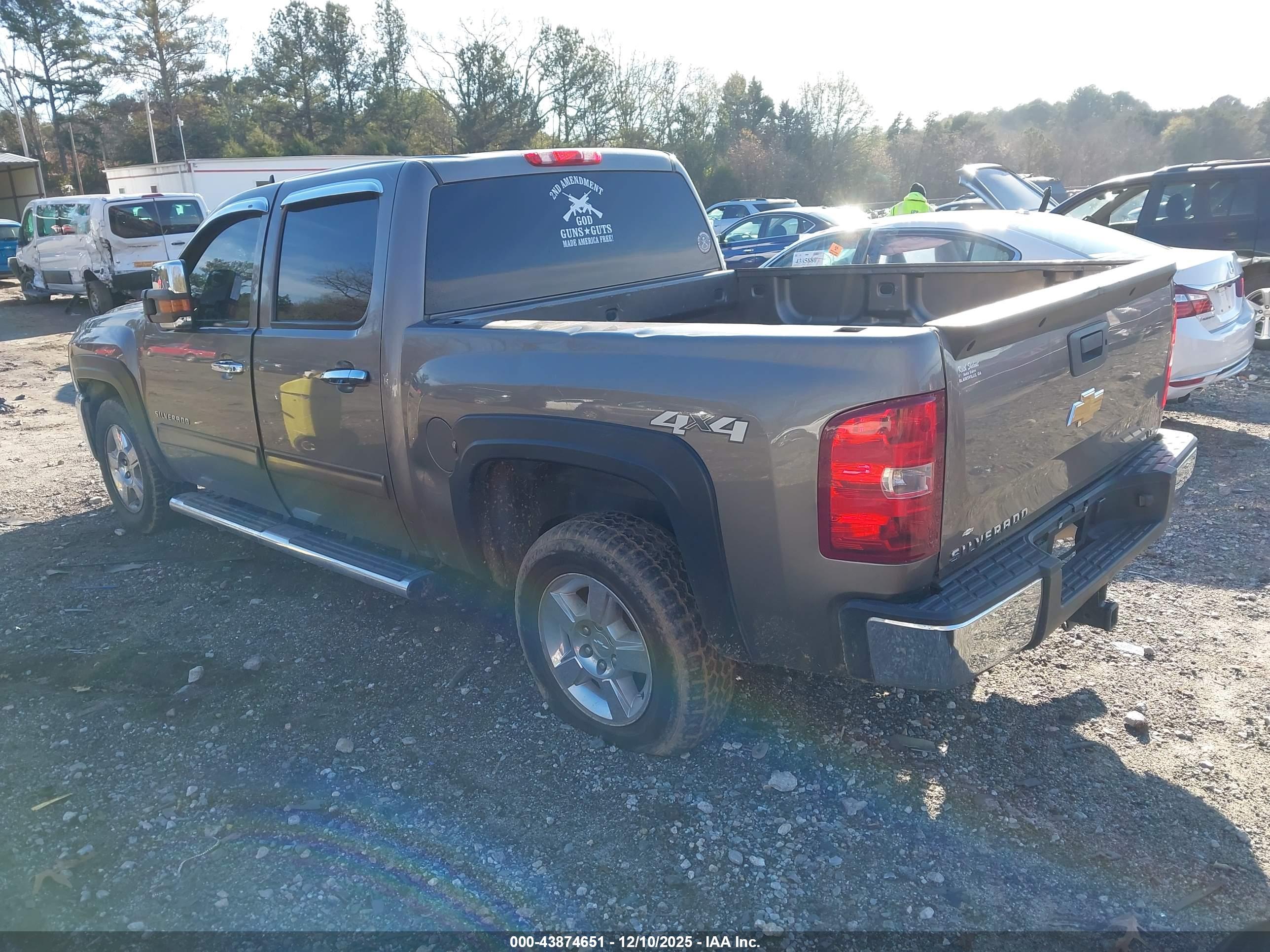 CHEVROLET SILVERADO image 3
