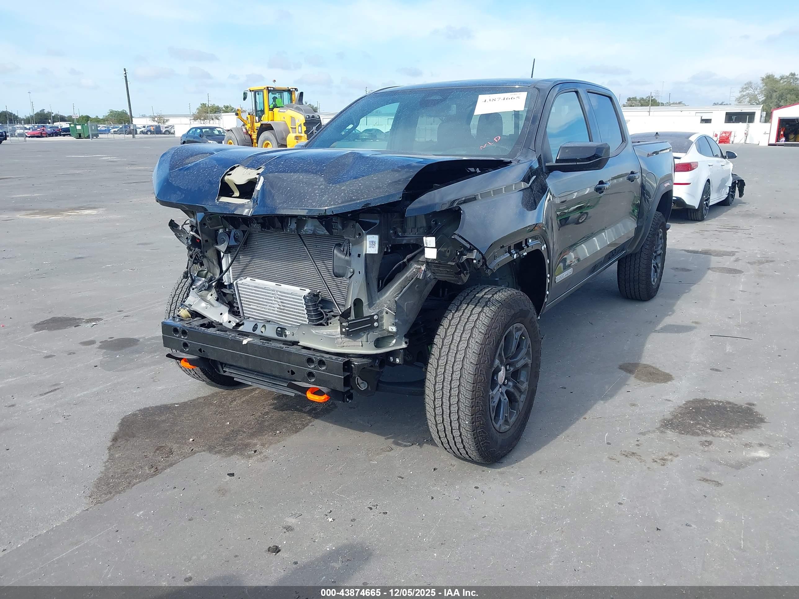 GMC CANYON image 2